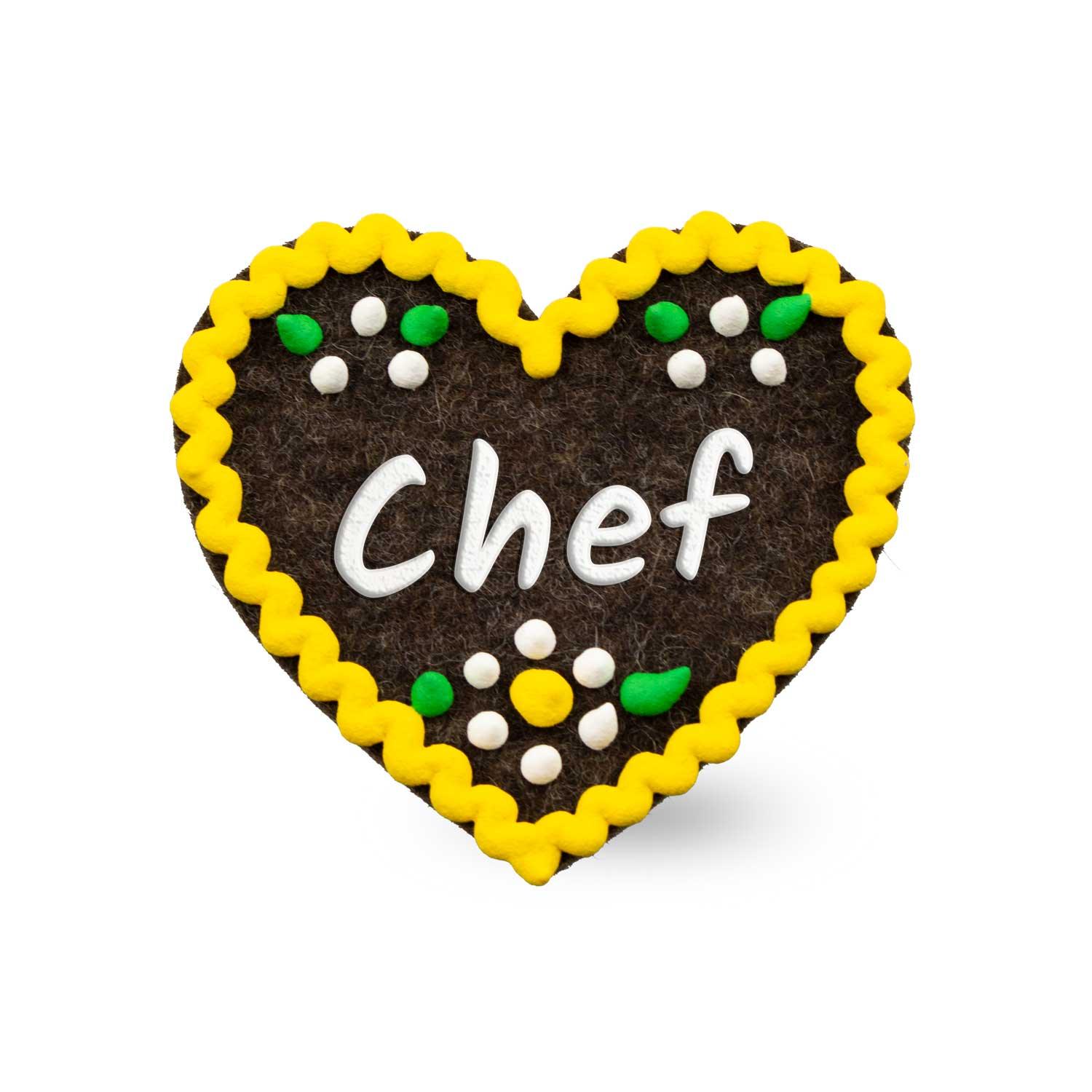Herzförmiger Filz-Anstecker mit aufgesticktem Schriftzug „Chef“ und herzförmigem Muster, ca. 6,5 x 7 cm, Filz 3 mm dick.