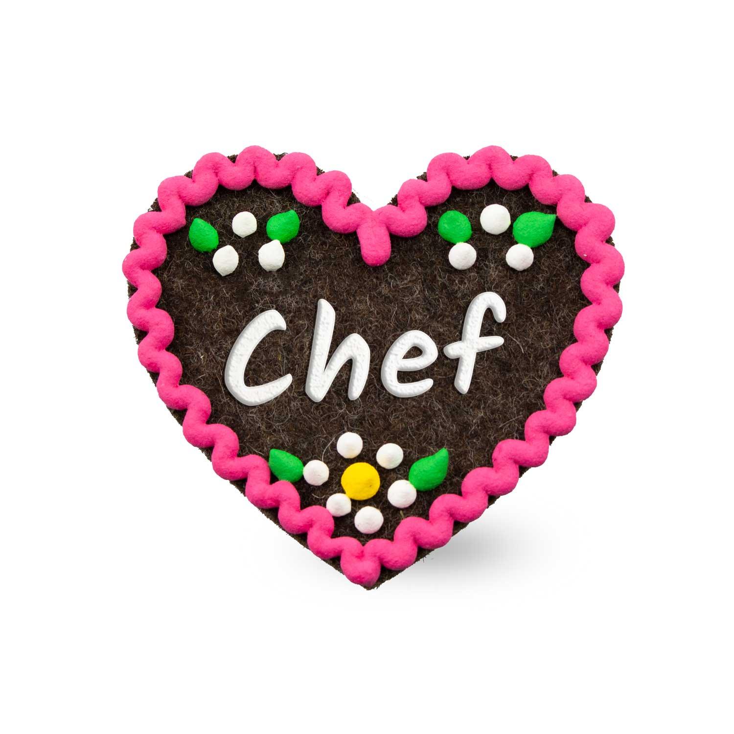 Herzförmiger Filz-Anstecker mit aufgesticktem Schriftzug "Chef" und Sicherheitsnadel auf der Rückseite, ca. 6,5 x 7 cm.