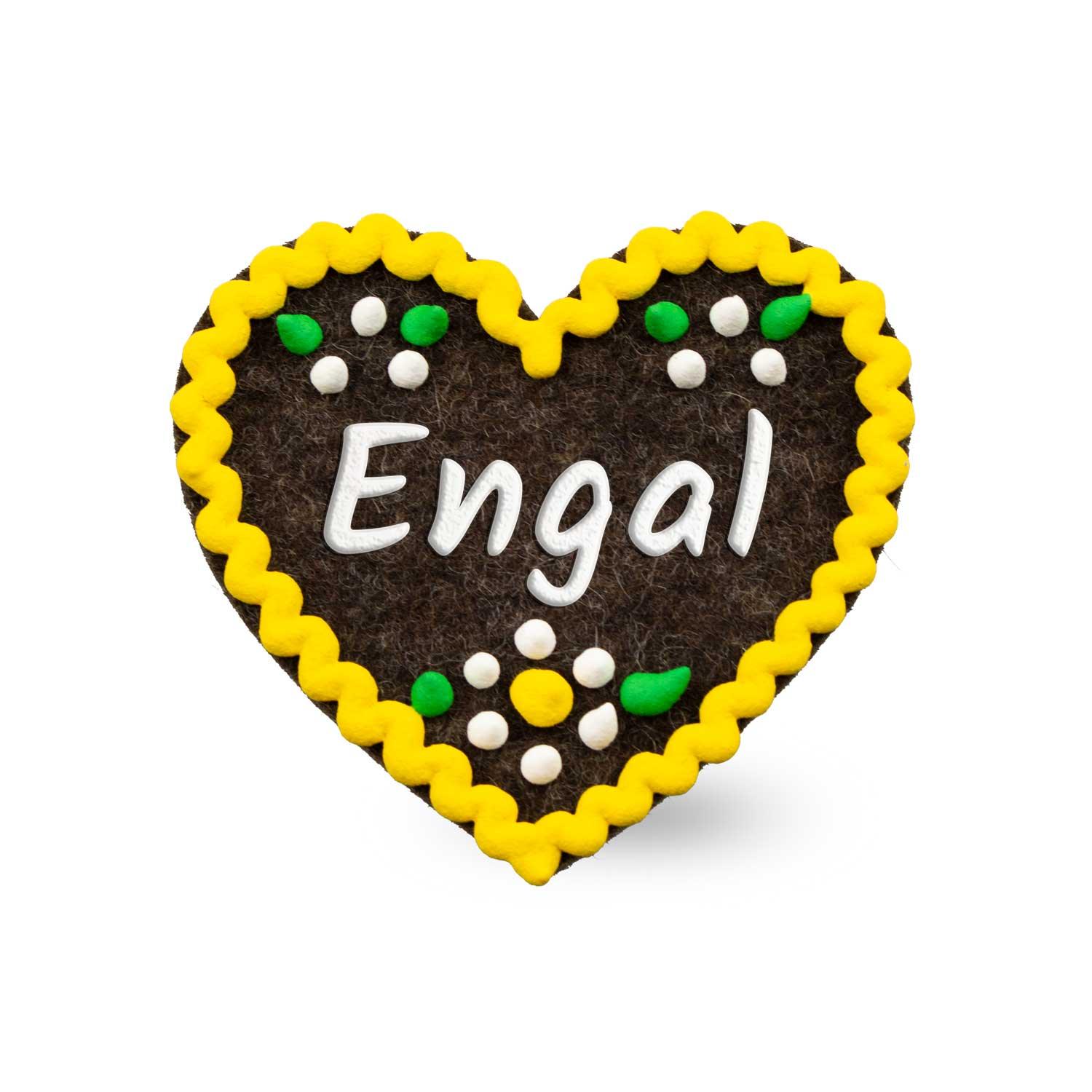 Herzförmiger Filz-Anstecker mit aufgesticktem Schriftzug "Engal" und Sicherheitsverschluss auf der Rückseite, ca. 6,5 x 7 cm.