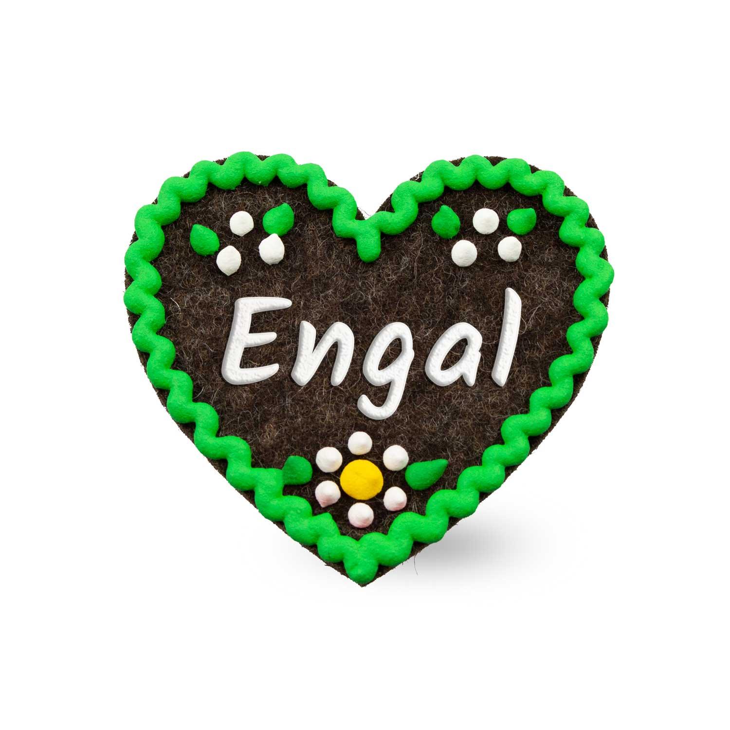Herzförmiger Filz-Anstecker mit aufgesticktem „Engal“-Schriftzug, Motiv-Detail und Sicherheitsnadel hinten, ca. 6,5 x 7 cm.