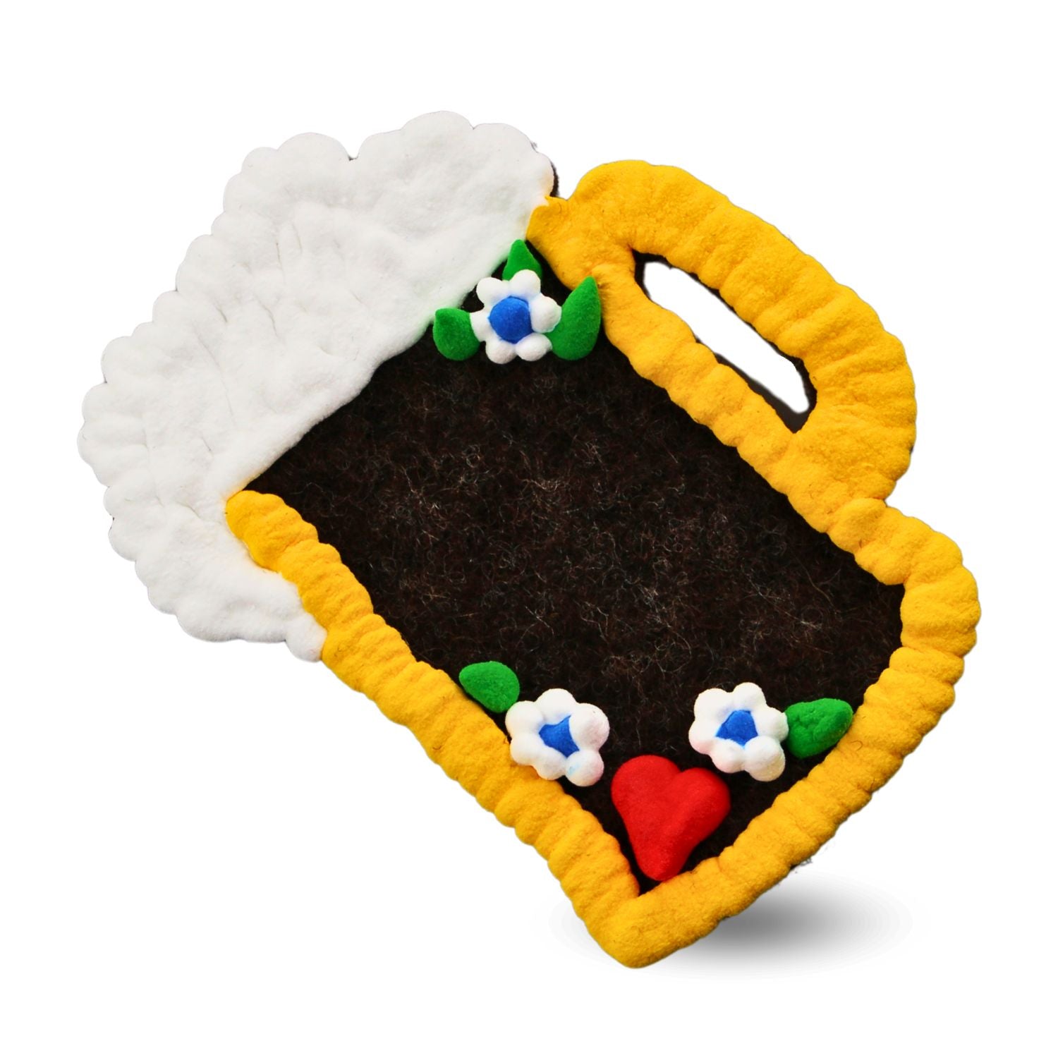 Herzförmiger Maßkrug-Anstecker aus Wollfilz mit Sicherheitsnadel, Wunschtext und gesticktem Ziermotiv, ca. 8x8 cm.