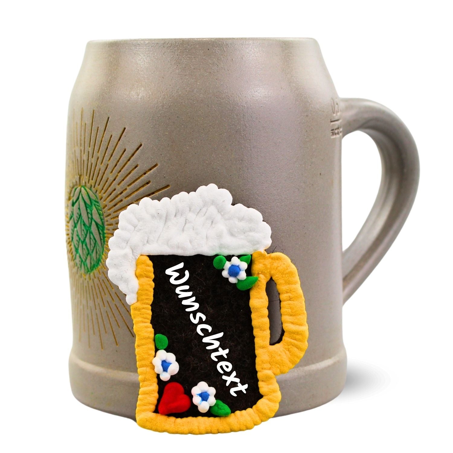 Filz-Anstecker in Maßkrug-Form mit Herzdetail, Wunschtext und Sicherheitsverschluss, aus 3 mm Wollfilz, 8 × 8 cm.