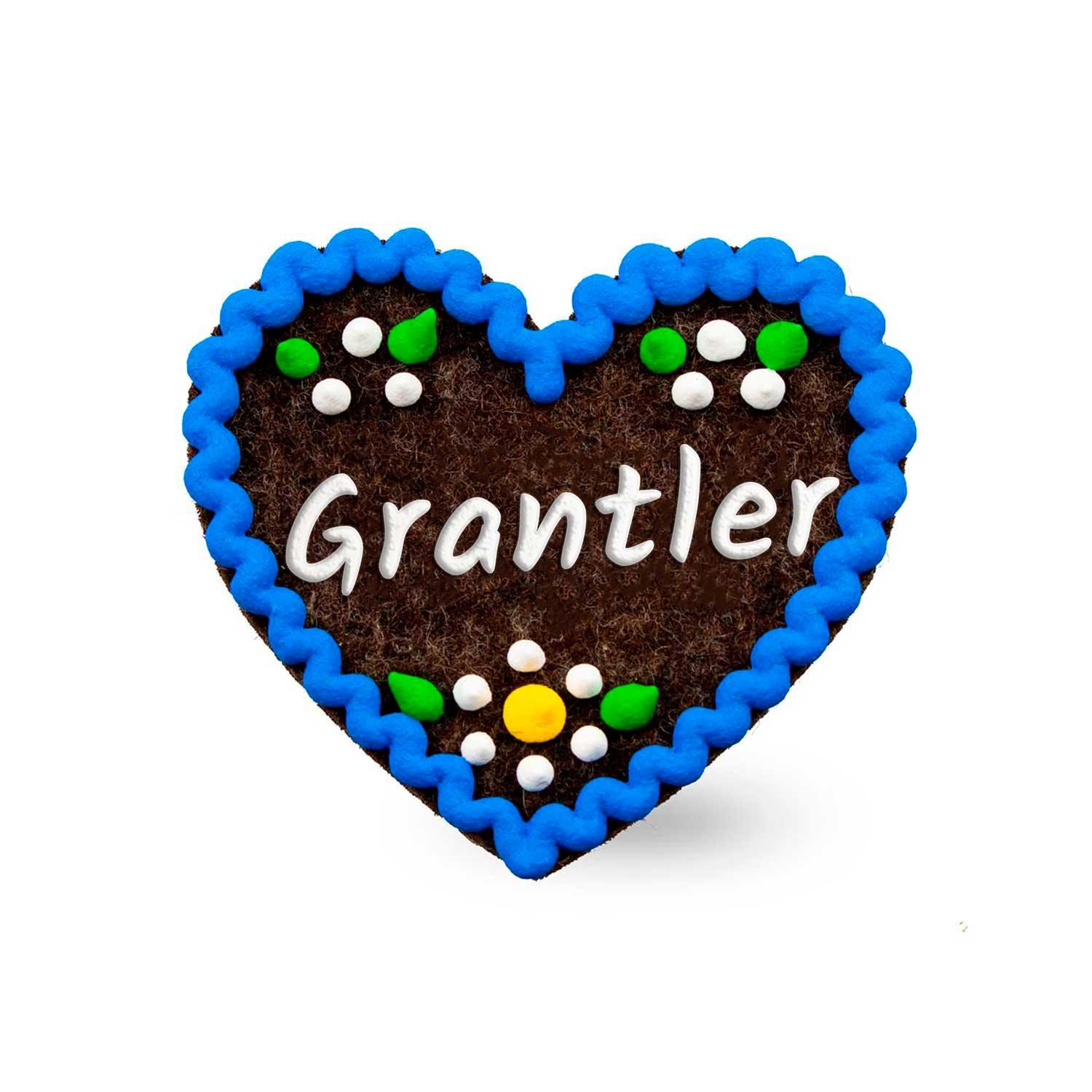Filzherz-Anstecker in Herzform mit aufgesticktem Schriftzug „Grantler“, Sicherheitsverschluss auf der Rückseite, ca. 6,5 x 7 cm, 3 mm dick.