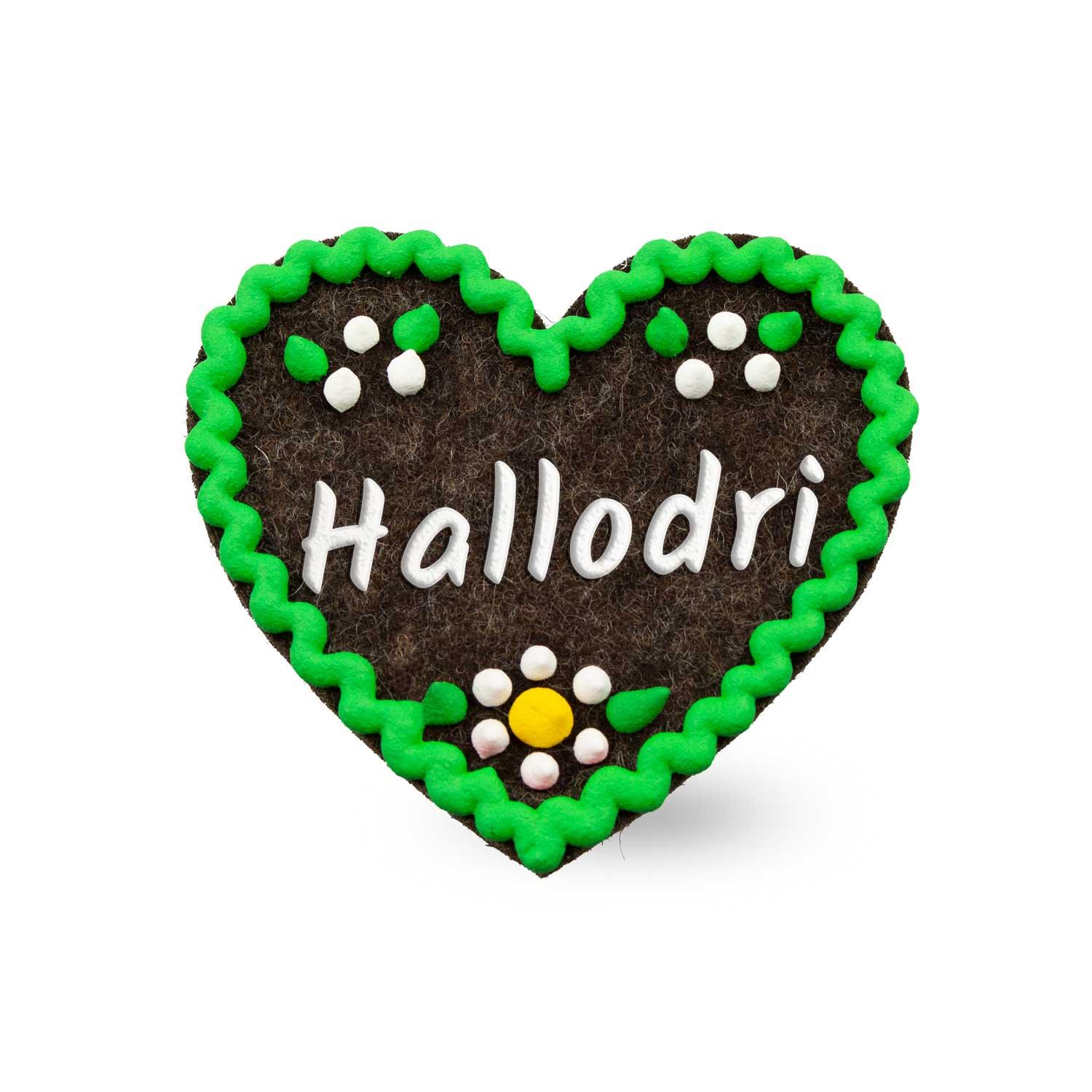 Filz-Anstecker in Herzform mit gesticktem Schriftzug „Hallodri“, Sicherheitsnadel auf der Rückseite, ca. 6,5 x 7 cm.