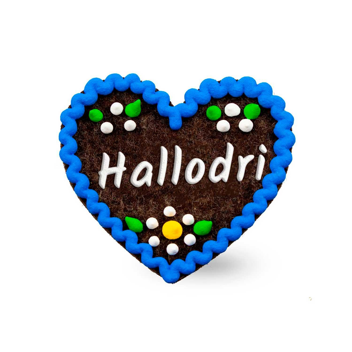 Herzförmiger Filz-Anstecker mit gesticktem Schriftzug „Hallodri“ und Sicherheitsverschluss auf der Rückseite, ca. 6,5 x 7 cm.