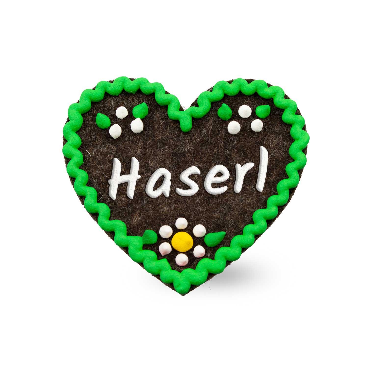 Filzherz-Anstecker mit aufgesticktem „Haserl“-Schriftzug, Herzform, Sicherheitsverschluss, ca. 6,5 × 7 cm.