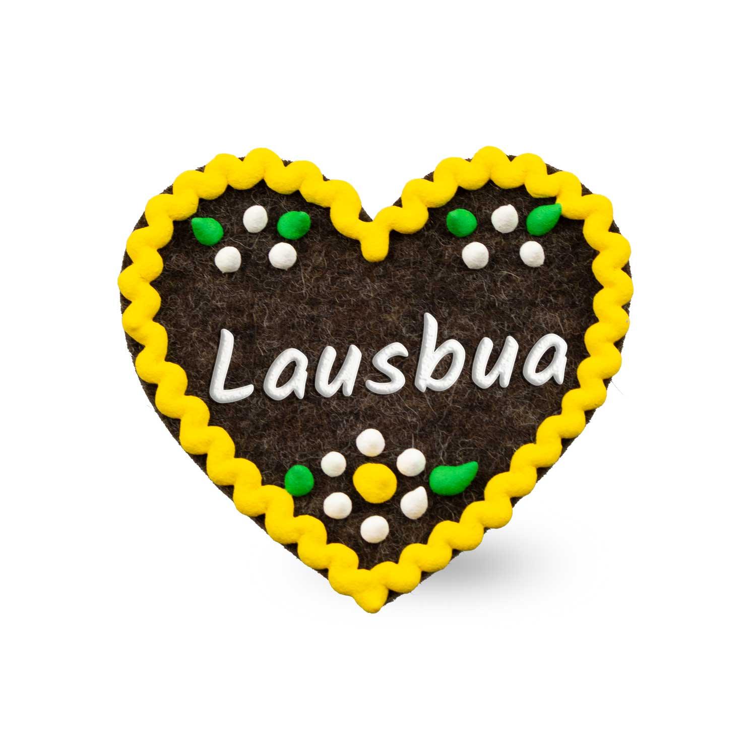Herzförmiger Filzanstecker mit aufgesticktem Schriftzug „Lausbua“ und Sicherheitsverschluss auf der Rückseite, ca. 6,5 x 7 cm.