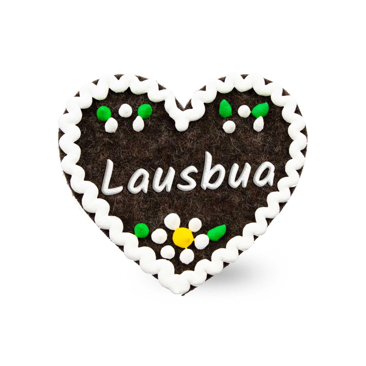 Herzförmiger Filz-Anstecker mit appliziertem Schriftzug „Lausbua“ und Sicherheitsverschluss auf der Rückseite, ca. 6,5 x 7 cm.