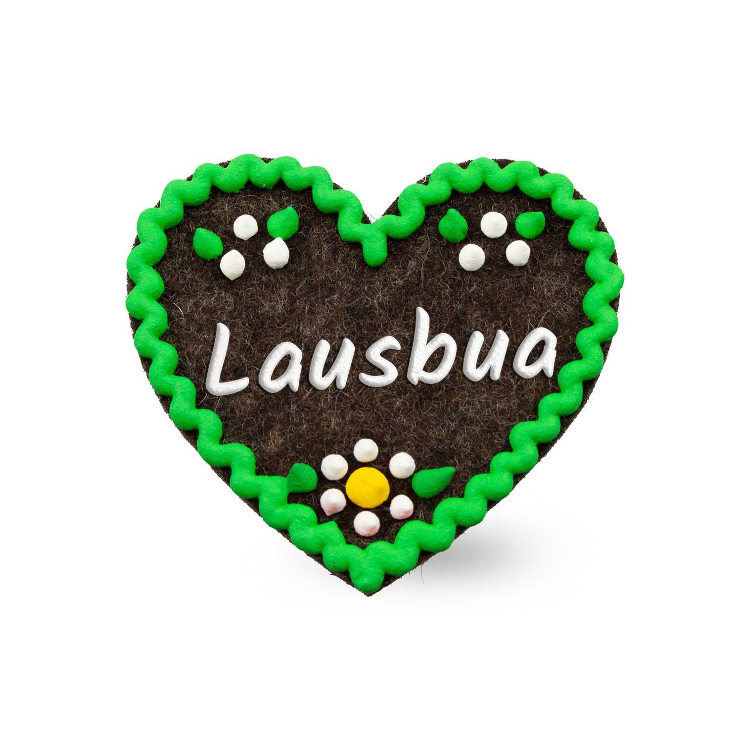 Herzförmiger Filz-Anstecker mit gesticktem Schriftzug „Lausbua“, Sicherheitsverschluss auf der Rückseite, ca. 6,5 x 7 cm.