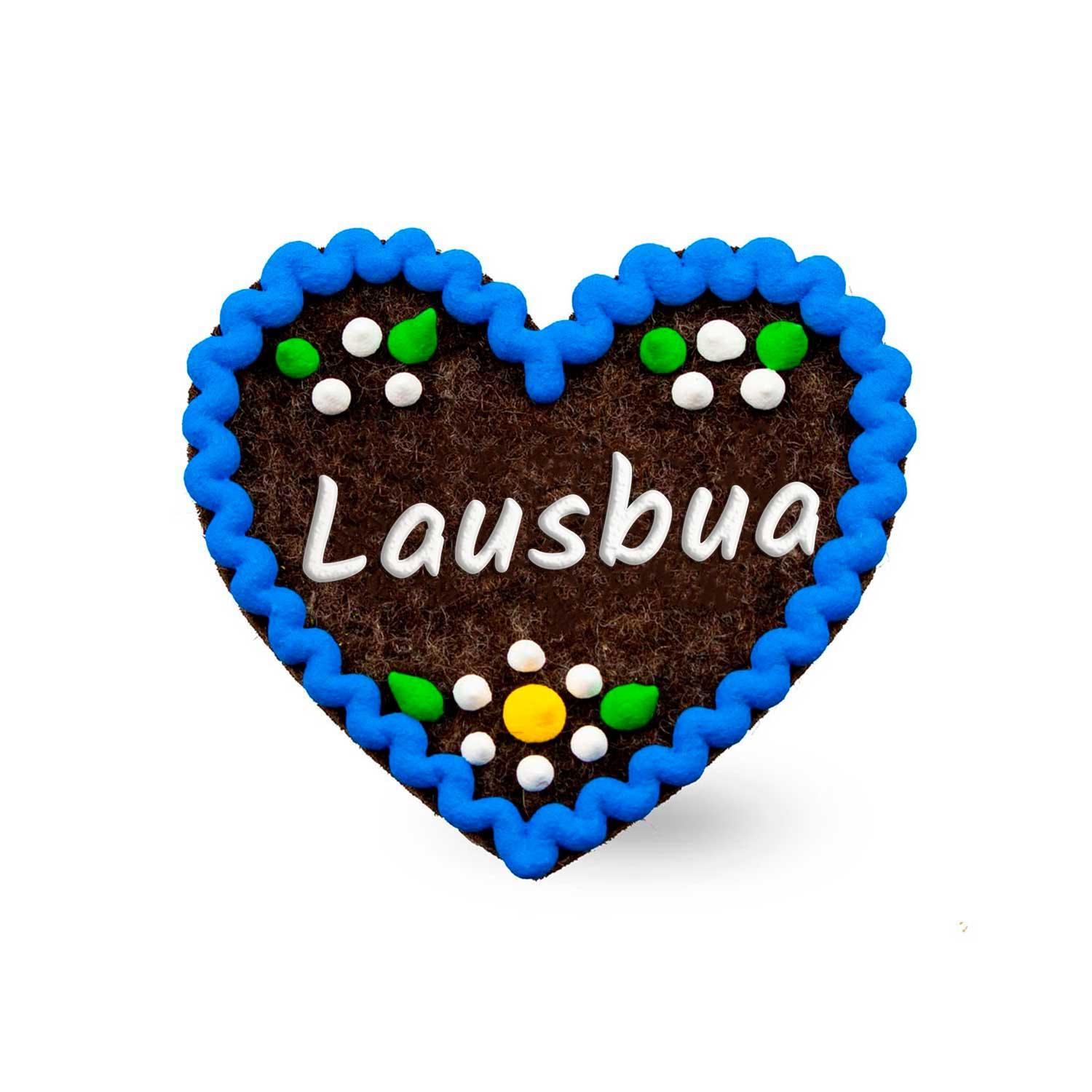 Herzförmiger Filz-Anstecker mit aufgesticktem Schriftzug „Lausbua“, 3 mm dick, Rückseite mit Sicherheitsnadel.