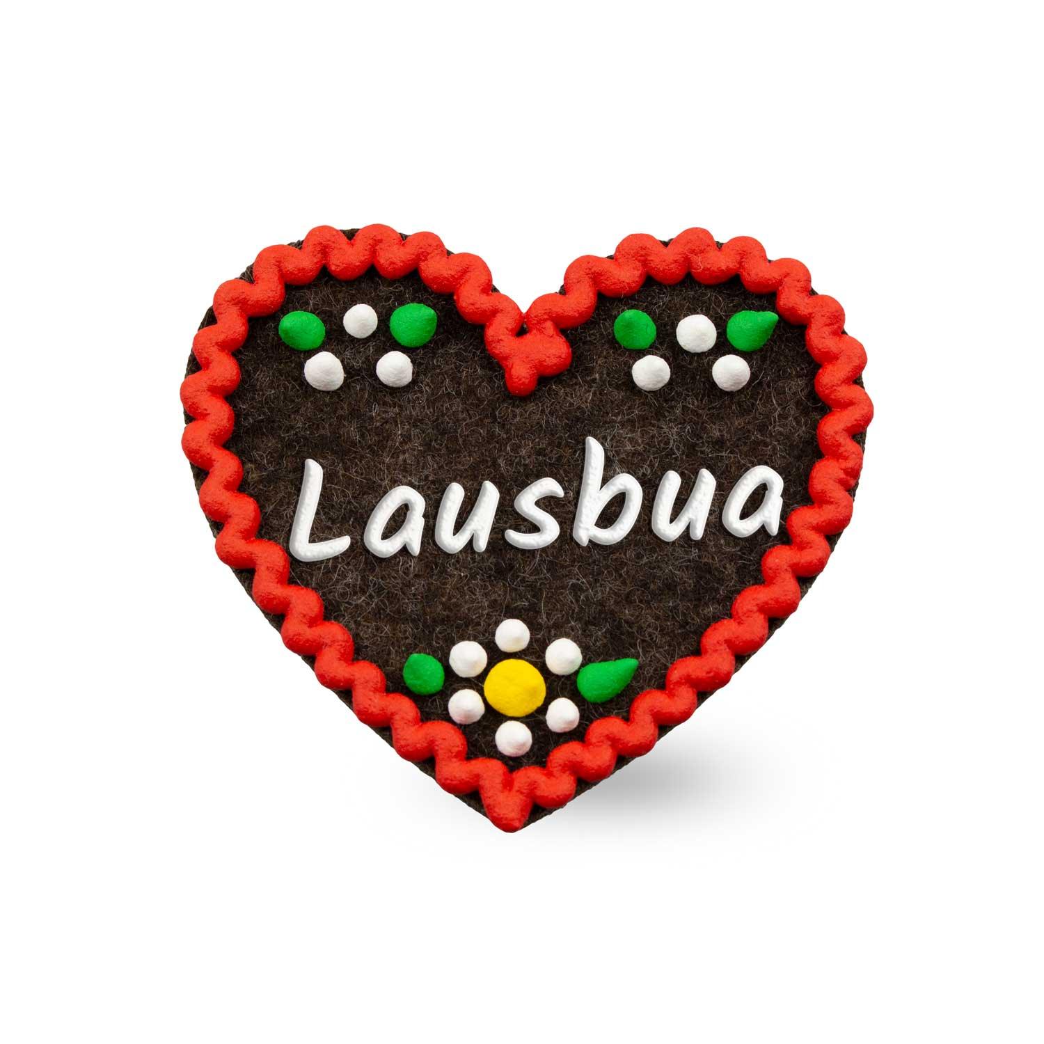 Herzförmiger Filz-Anstecker mit Schriftzug „Lausbua“ in Weiß und Sicherheitsverschluss auf der Rückseite, ca. 6,5 x 7 cm.