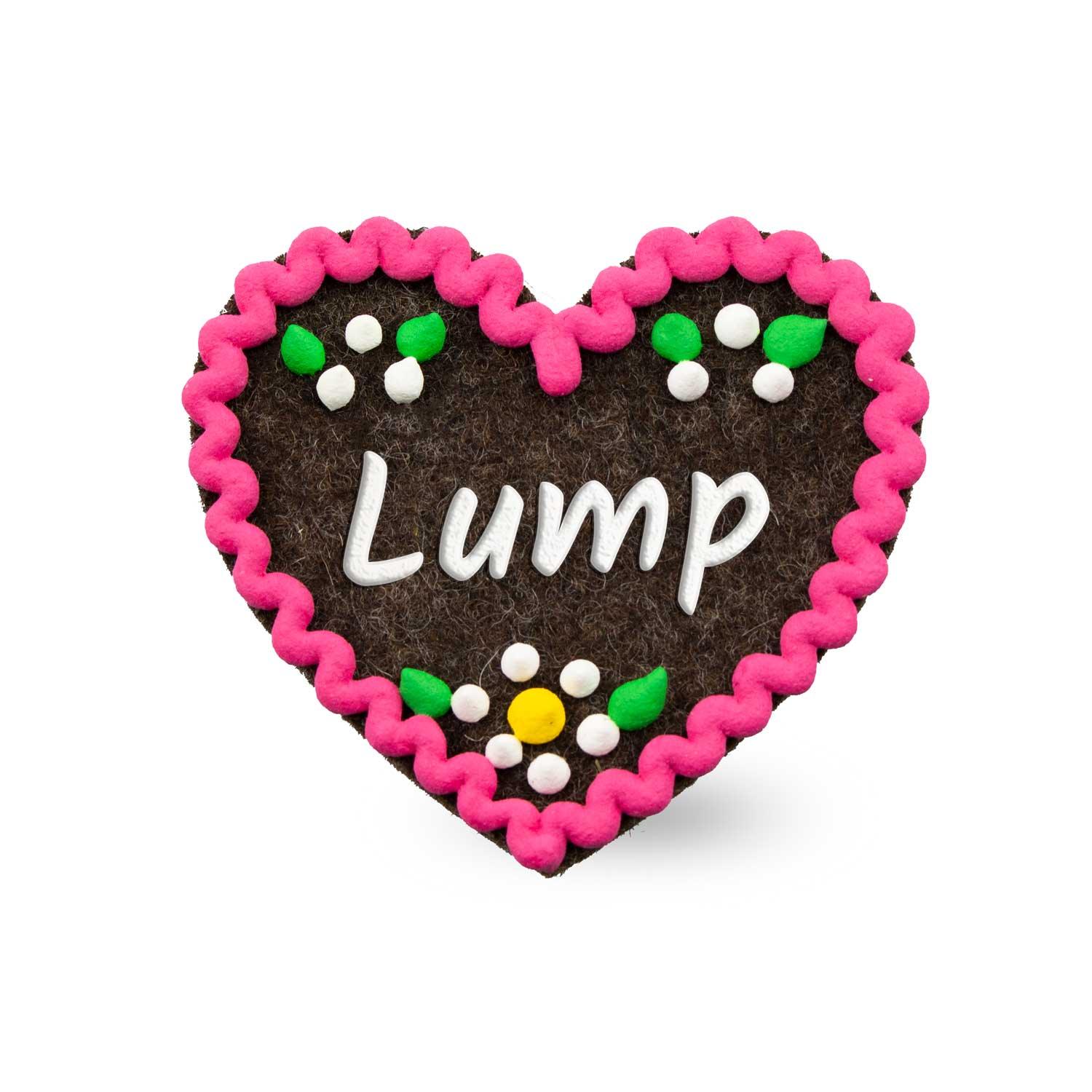 Herzförmiger Filz-Anstecker mit dekorativem Schriftzug „Lump“, Sicherheitsverschluss auf der Rückseite, ca. 6,5 × 7 cm.
