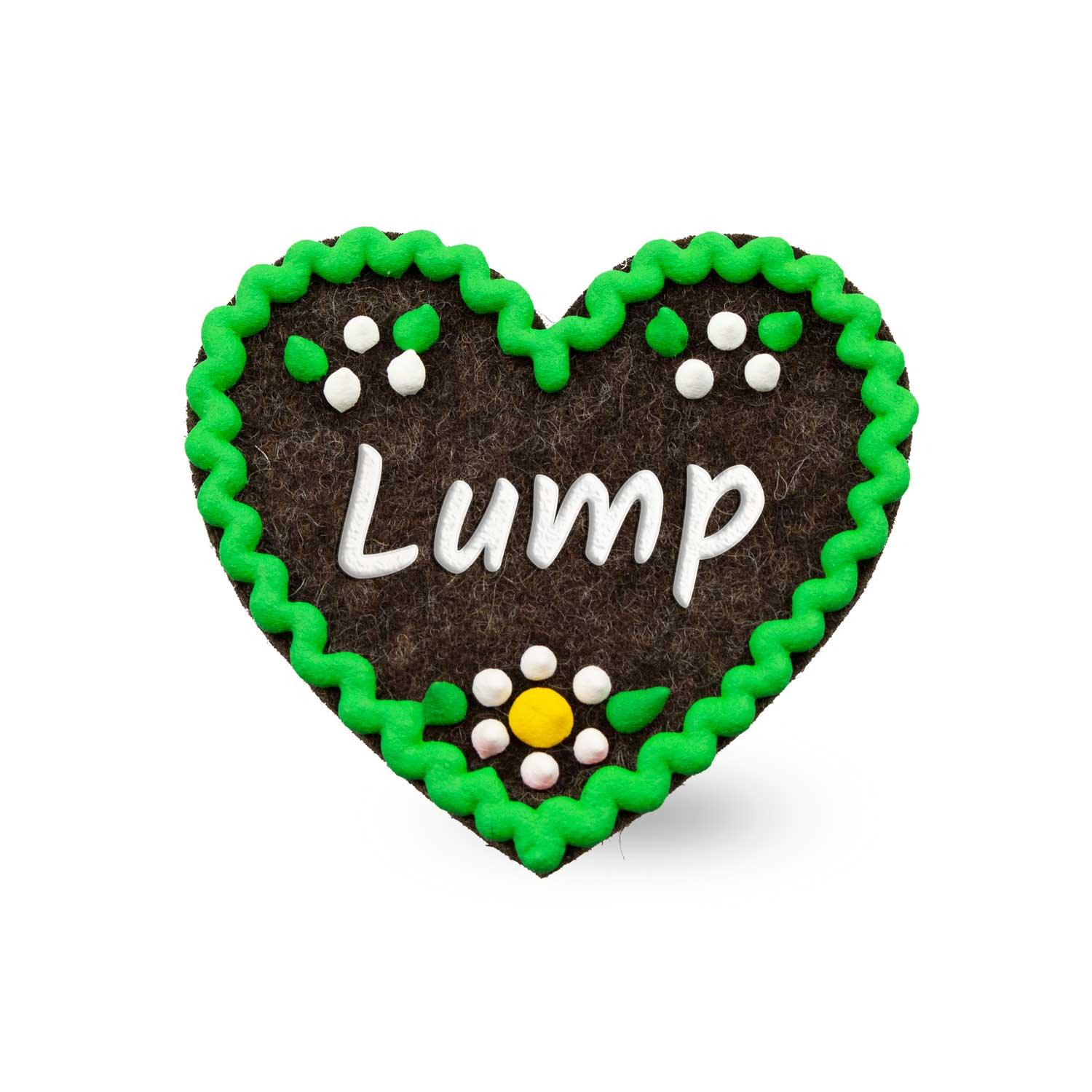 Herzförmiger Filz-Anstecker mit aufgesticktem Schriftzug „Lump“ und Sicherheitsverschluss auf der Rückseite, ca. 6,5 x 7 cm.