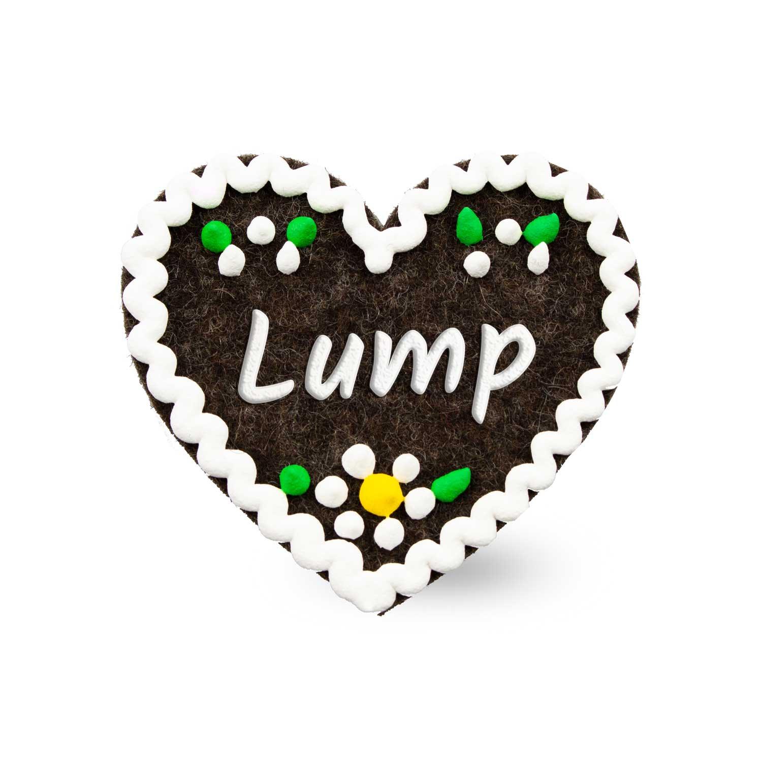 Herzförmiger Filz-Anstecker mit gesticktem Schriftzug „Lump“ und Sicherheitsverschluss auf der Rückseite, ca. 6,5 x 7 cm.