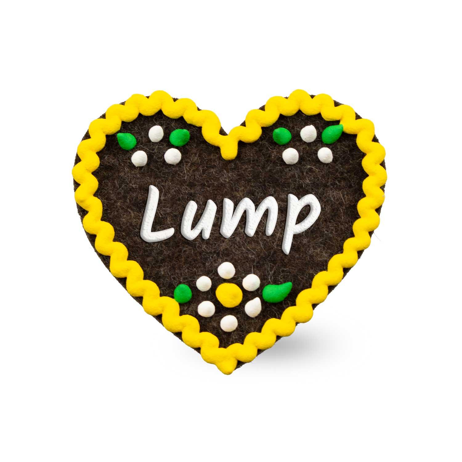 Herzförmiger Filz-Anstecker mit aufgesticktem Schriftzug „Lump“ und Sicherheitsverschluss auf der Rückseite, ca. 6,5 x 7 cm.
