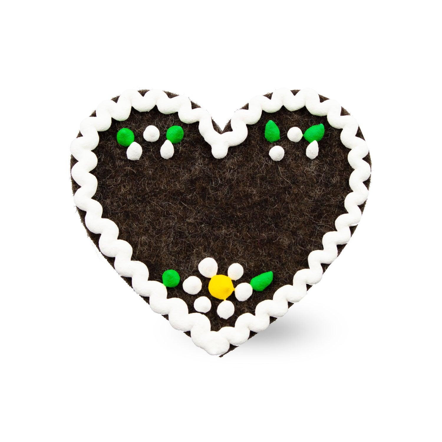 Herzförmiger Anstecker aus grauem Wollfilz mit weißer Ziernaht, rotem Schriftzug und Sicherheitsverschluss, ca. 6,5 x 7 cm.