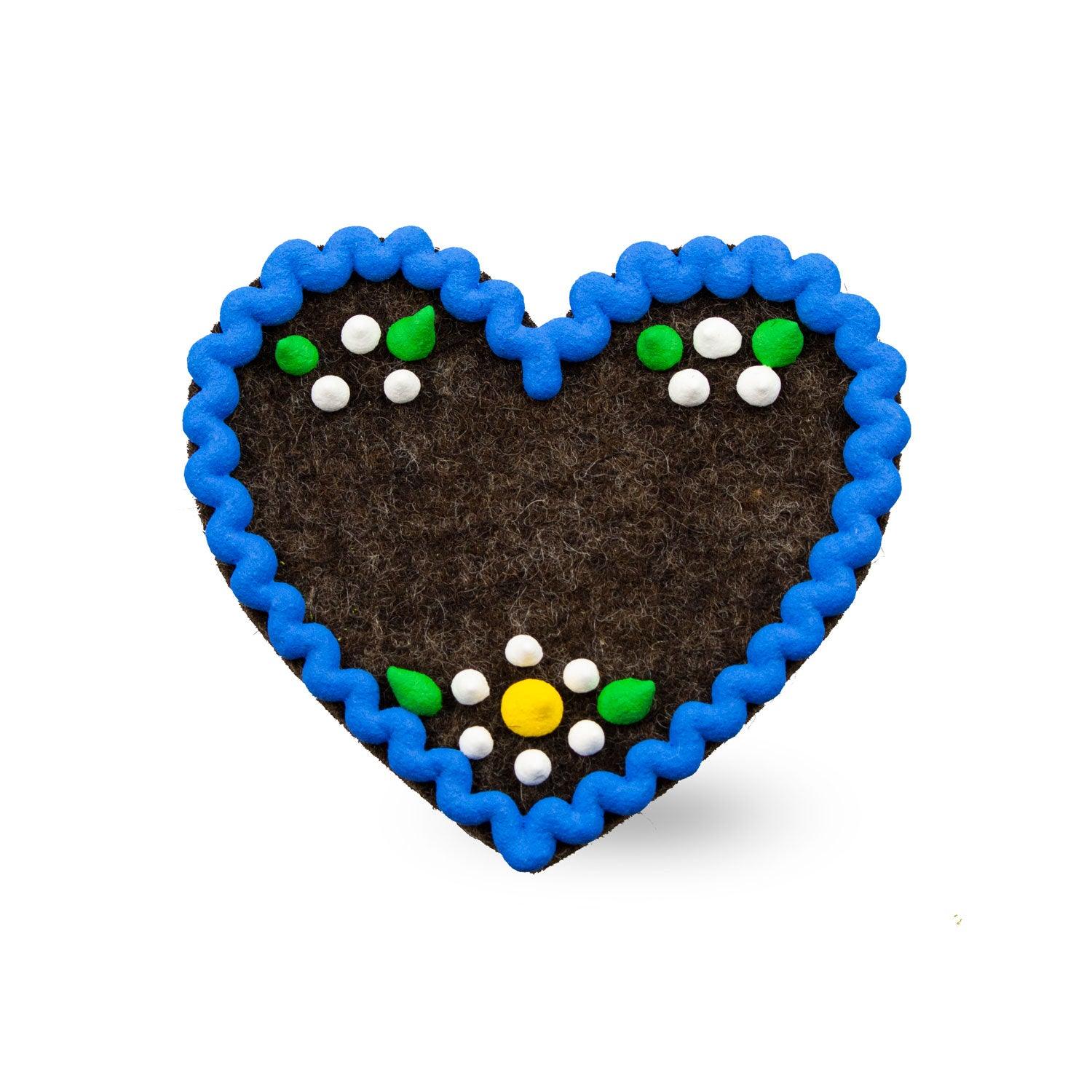 Herzförmiger Anstecker aus dunkelrotem Wollfilz mit weißem Rand, Wunschtext und Sicherheitsnadel auf Rückseite.