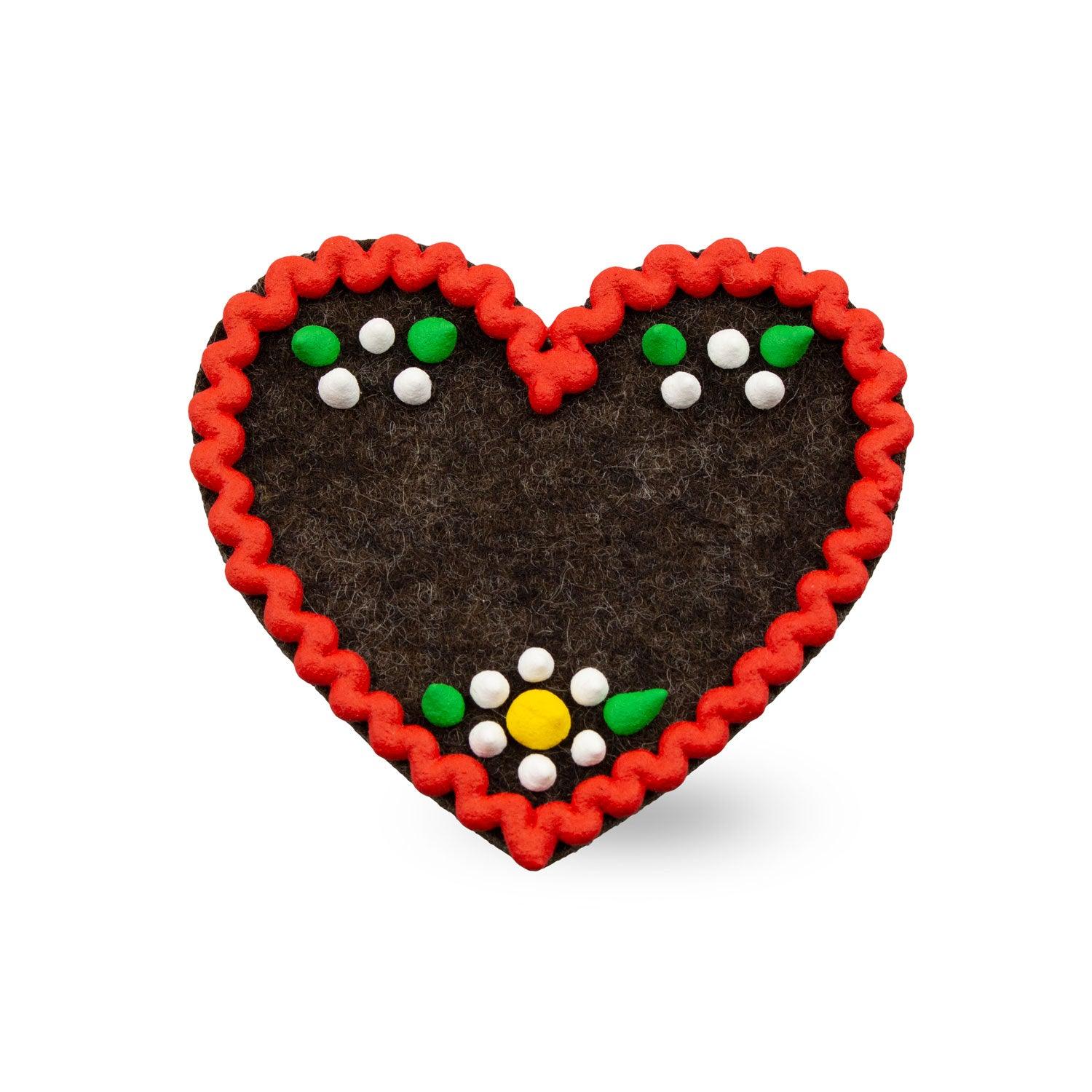 Herzförmiger Filz-Anstecker aus rotem Wollfilz mit weißem Rand, Wunschtext in Weiß, Sicherheitsnadel auf Rückseite.