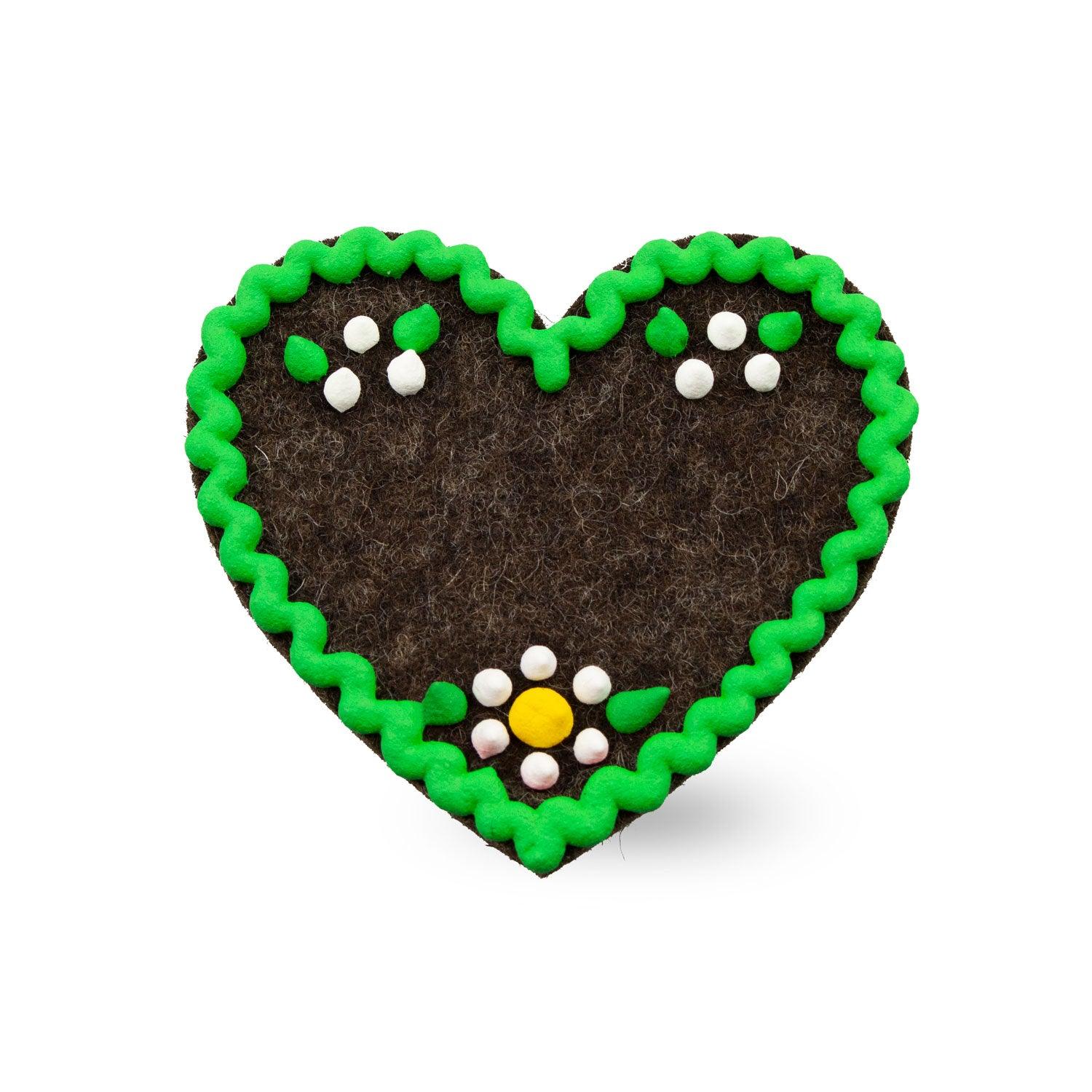 Filzherz-Anstecker aus rotem Wollfilz mit weißer Stickschrift, brauner Umrandung und Sicherheitsverschluss, ca. 6,5 x 7 cm.