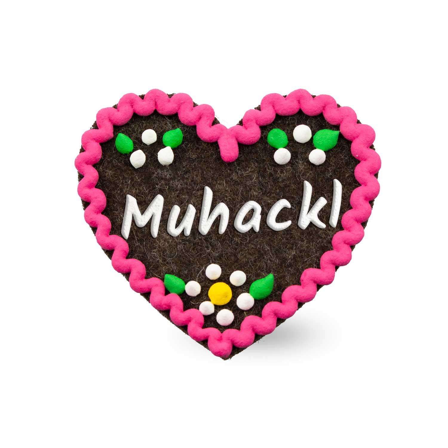 Filzherz-Anstecker in Herzform mit aufgenähtem Schriftzug „Muhackl“, Sicherheitsnadel auf der Rückseite, ca. 6,5 x 7 cm.