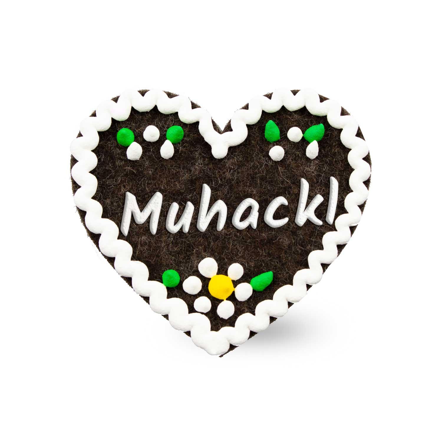 Filzherz-Anstecker in Herzform mit gesticktem Schriftzug „Muhackl“ und Sicherheitsverschluss auf der Rückseite; ca. 6,5 x 7 cm, 3 mm dick.