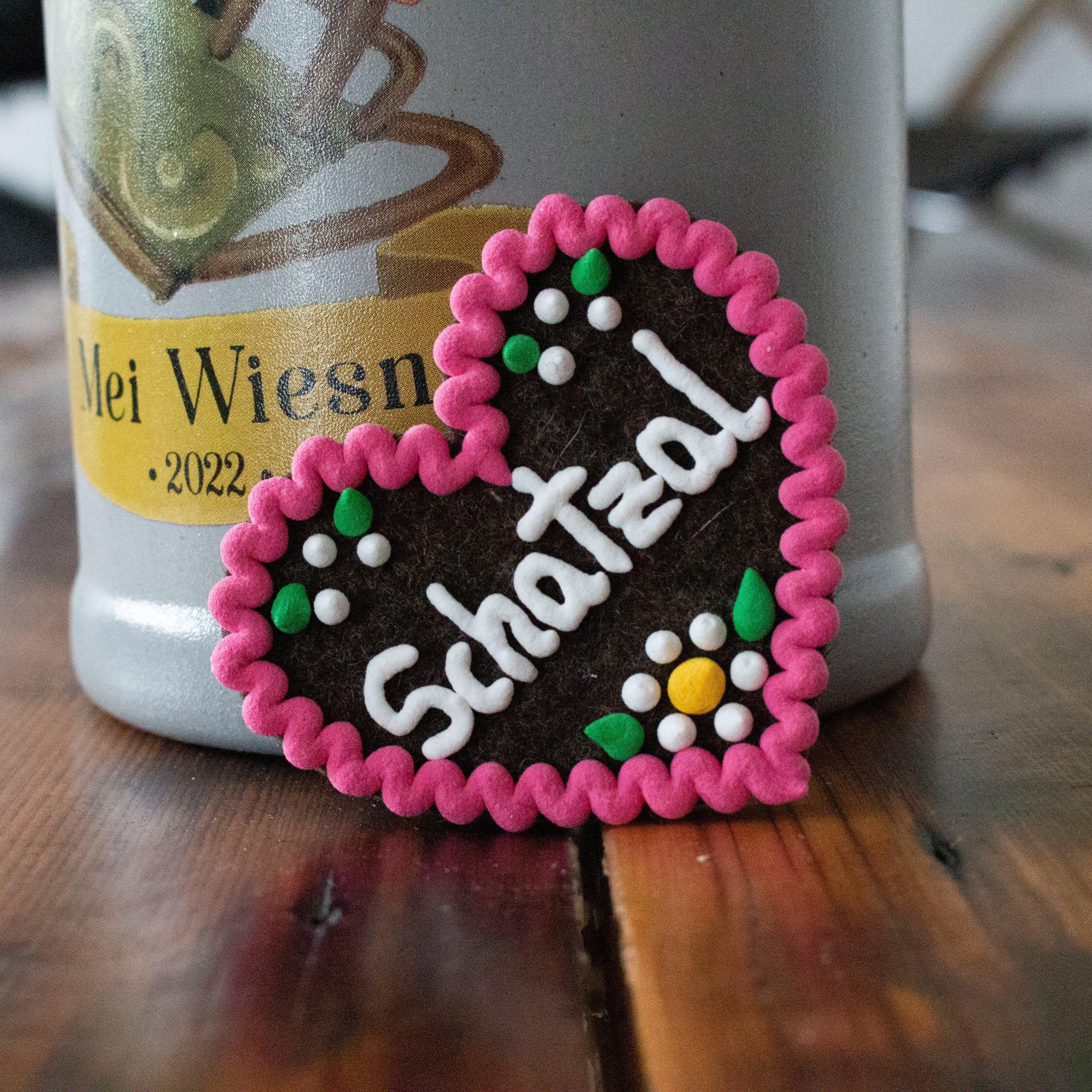 Filzherz-Anstecker in Herzform mit aufgesticktem Schriftzug „Schatzal“, Sicherheitsverschluss auf der Rückseite, ca. 6,5 x 7 cm, 3 mm dick.