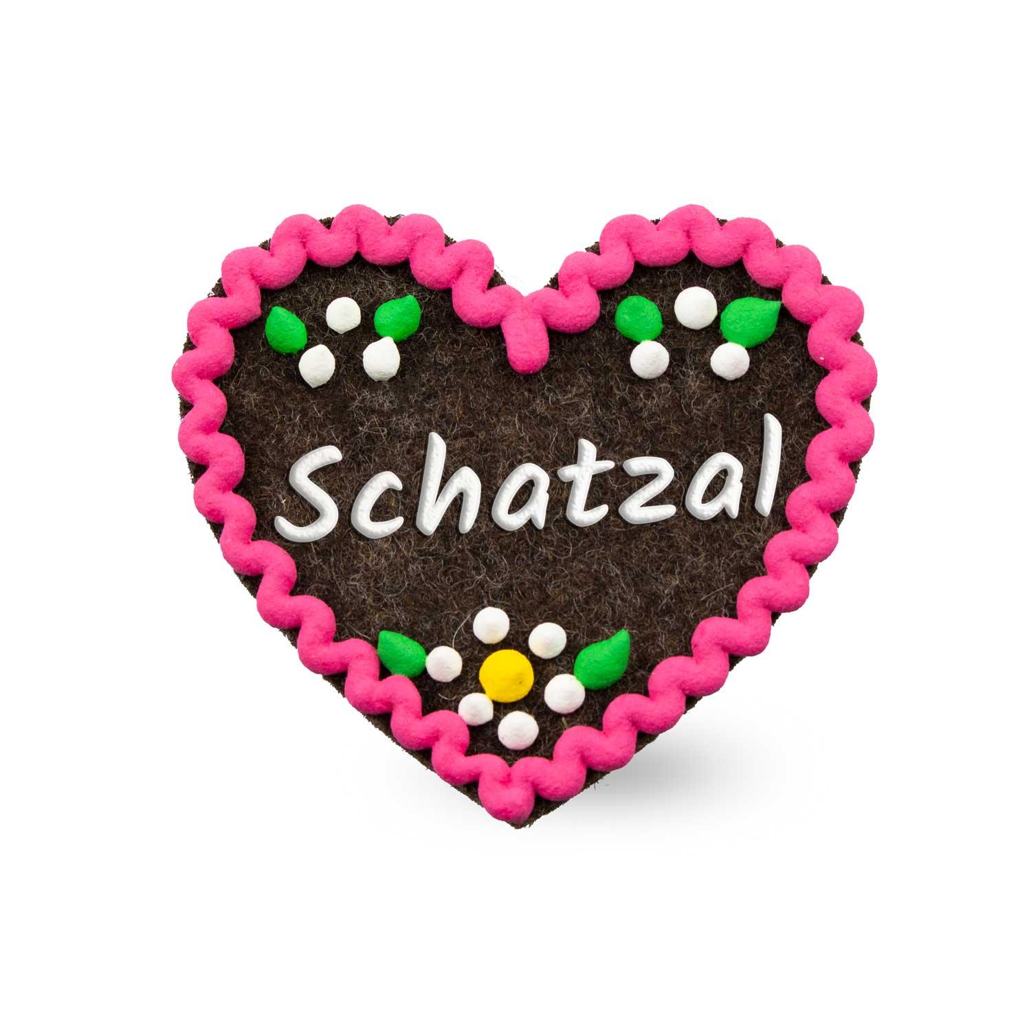 Herzförmiger Filz-Anstecker mit gesticktem Schriftzug „Schatzal“ und Sicherheitsverschluss auf der Rückseite; ca. 6,5 x 7 cm.