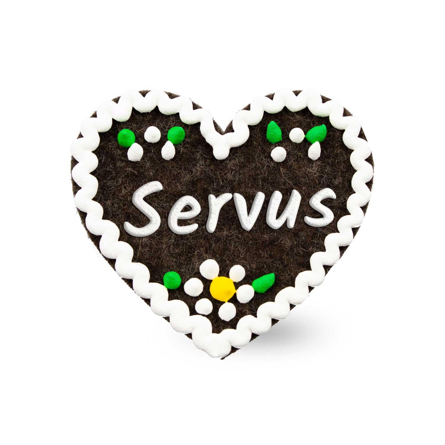 Herzförmiger Filz-Anstecker mit gesticktem Schriftzug "Servus", Sicherheitsverschluss auf der Rückseite, ca. 6,5 x 7 cm.