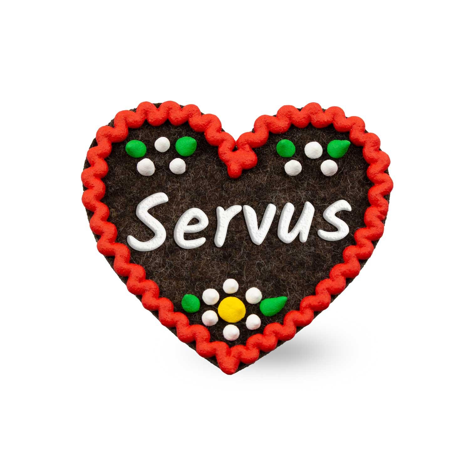 Herzförmiger Filz-Anstecker mit Schriftzug „Servus“, Sicherheitsverschluss auf Rückseite, ca. 6,5 x 7 cm, 3 mm dick.