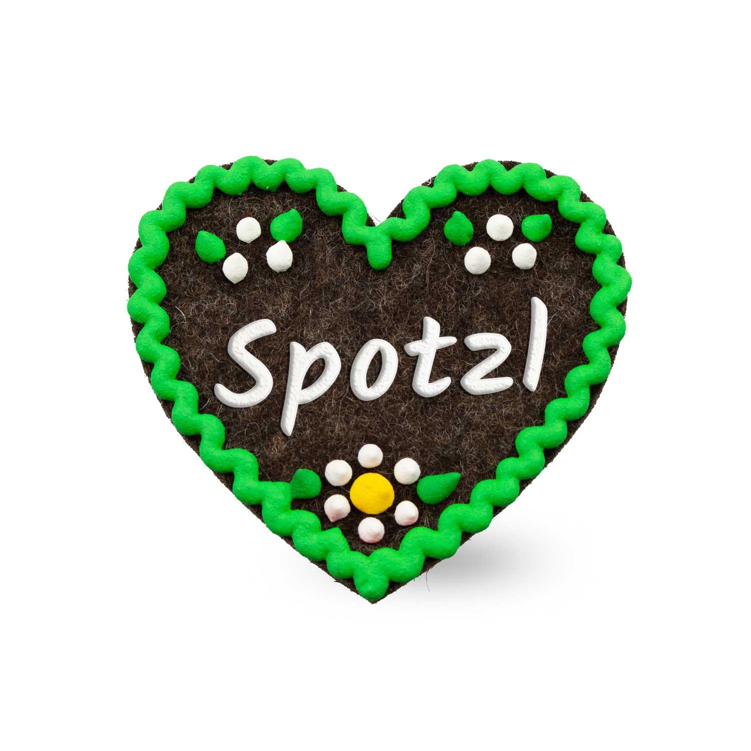 Herzförmiger Filz-Anstecker mit Schriftzug „Spotzl“, sichtbare Naht, Sicherheitsverschluss auf der Rückseite, ca. 6,5 x 7 cm.
