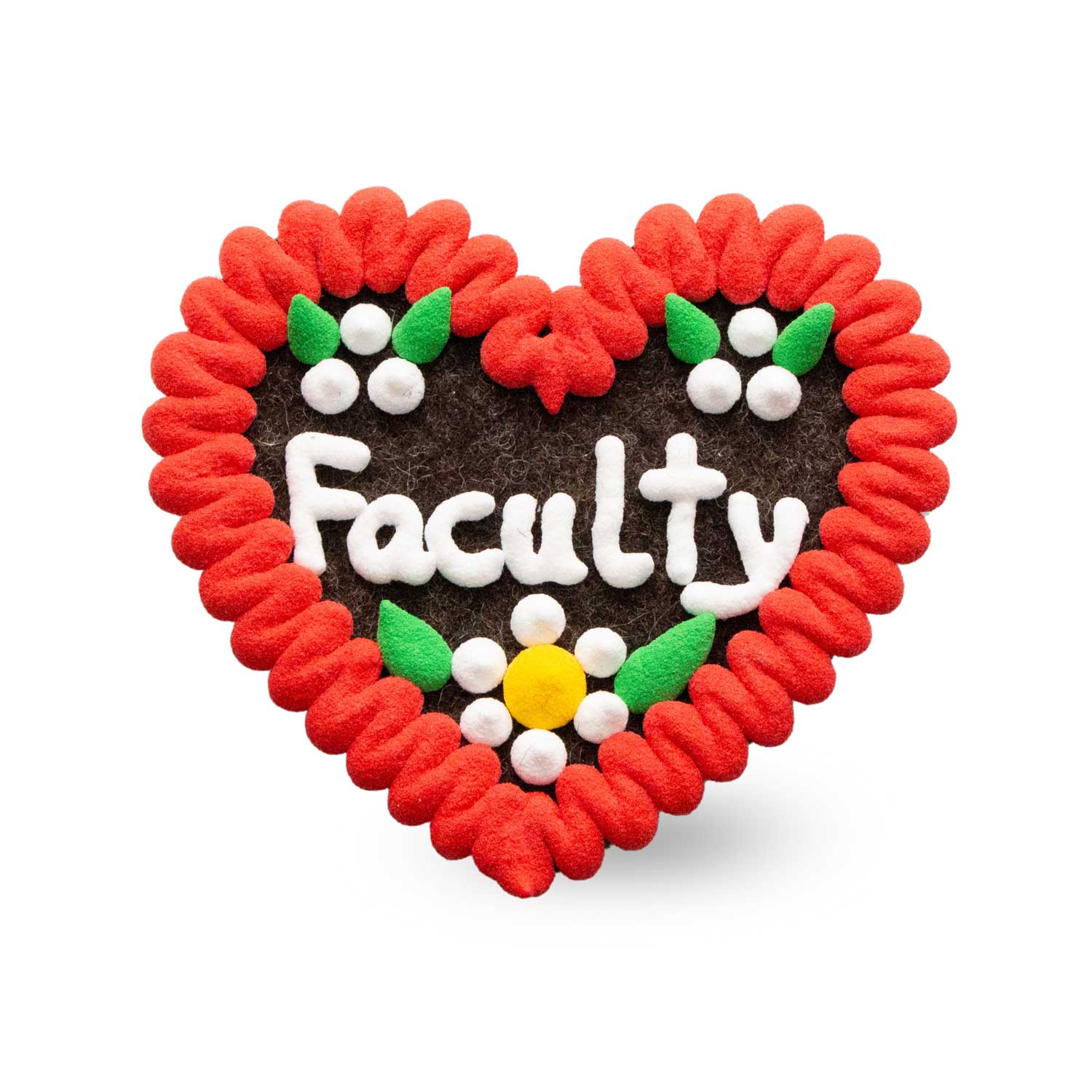 Rotes Filzherz in Lebkuchenform mit weißem Zierstich, Schriftzug „Spatzl“, Anstecknadel auf Rückseite, Wollfilz.