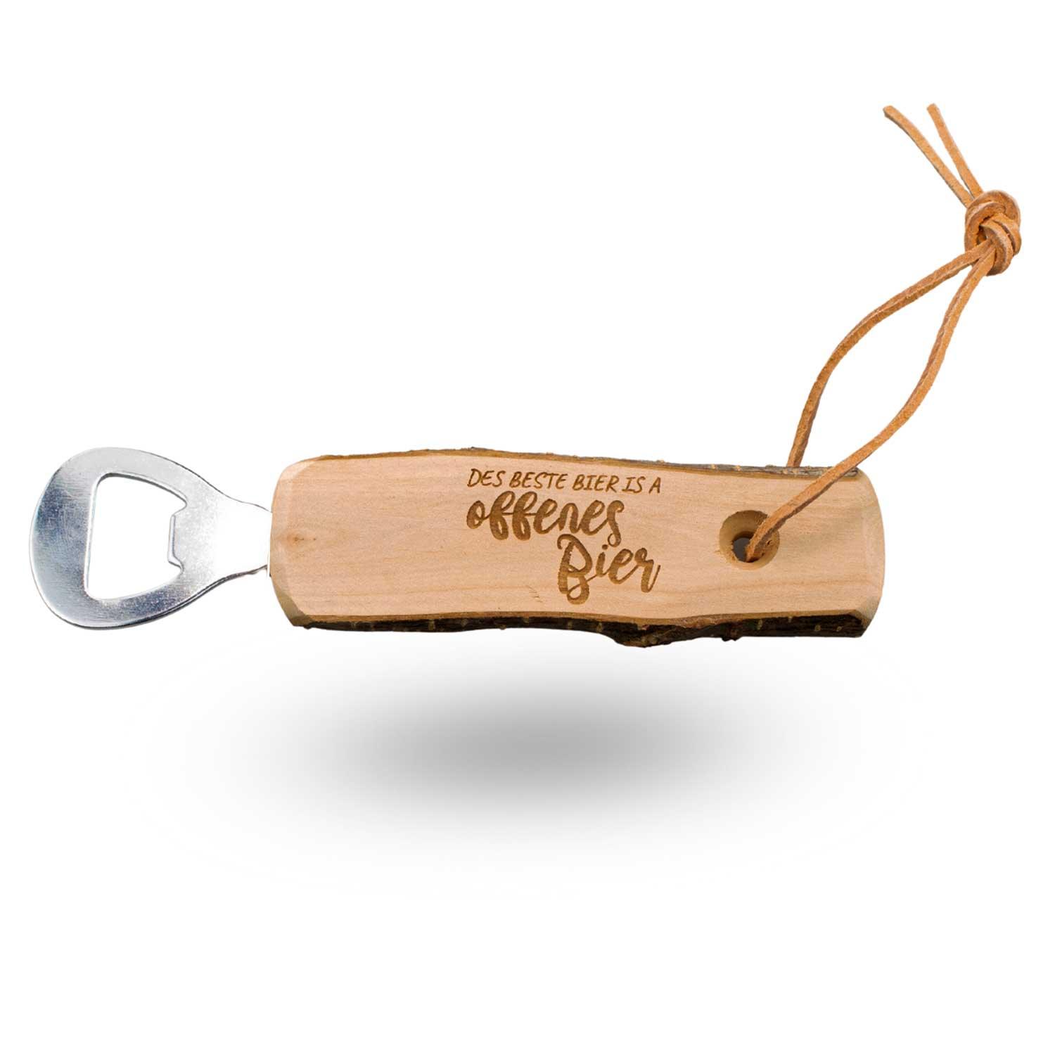 Flaschenöffner aus Holz mit metallener Kapselheber-Spitze und graviertem Spruch „Des beste Bier is a offenes Bier“, ca. 16 cm lang.