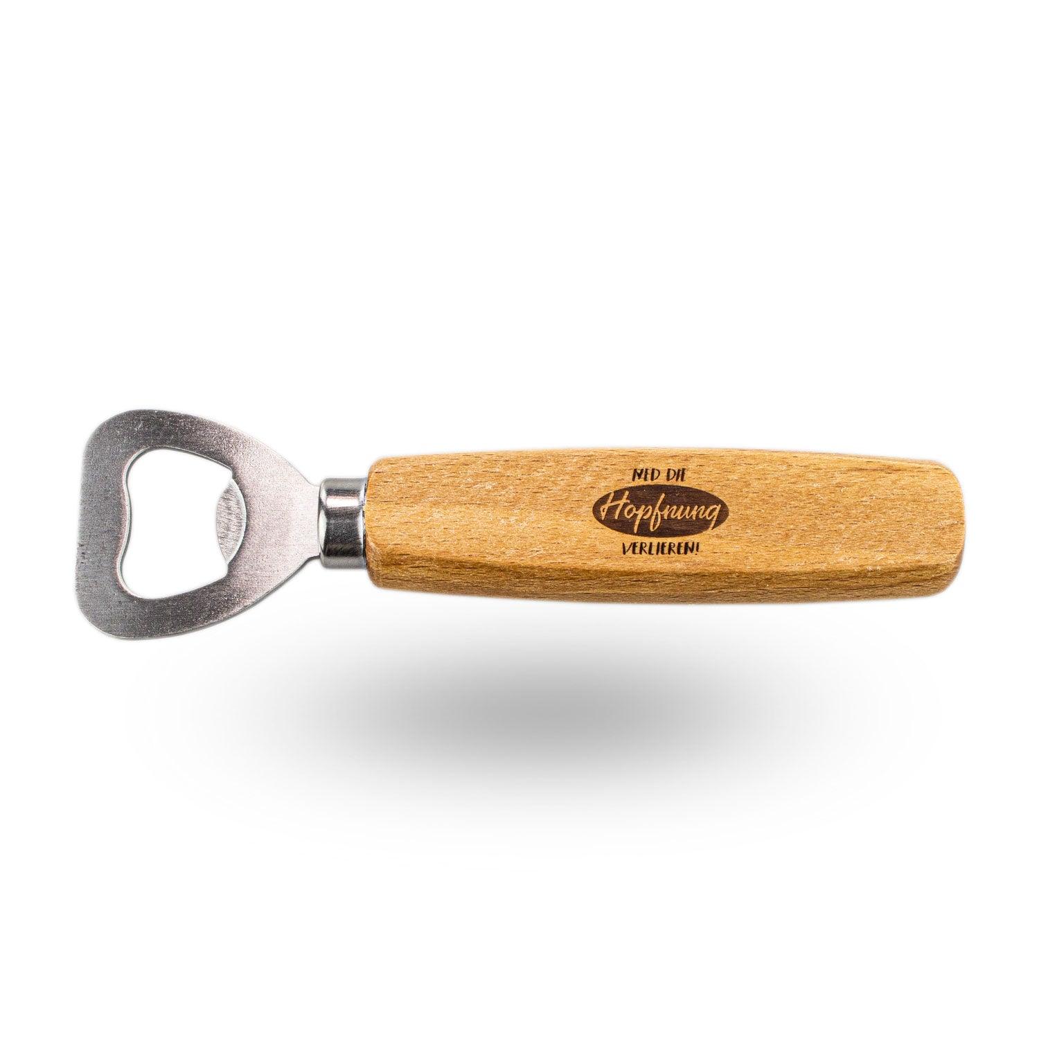Flaschenöffner aus Holz mit Metallkopf und eingraviertem Schriftzug „Ned die Hopfnung verlieren“, ca. 14,5 cm lang.