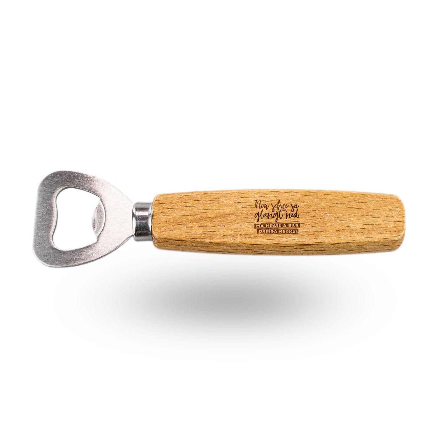 Flaschenöffner aus Holz mit Metalldetail und graviertem Spruch „Nur schee sei glangt ned. Ma muass a Bier dringa kenna!“, ca. 14,5 cm lang.