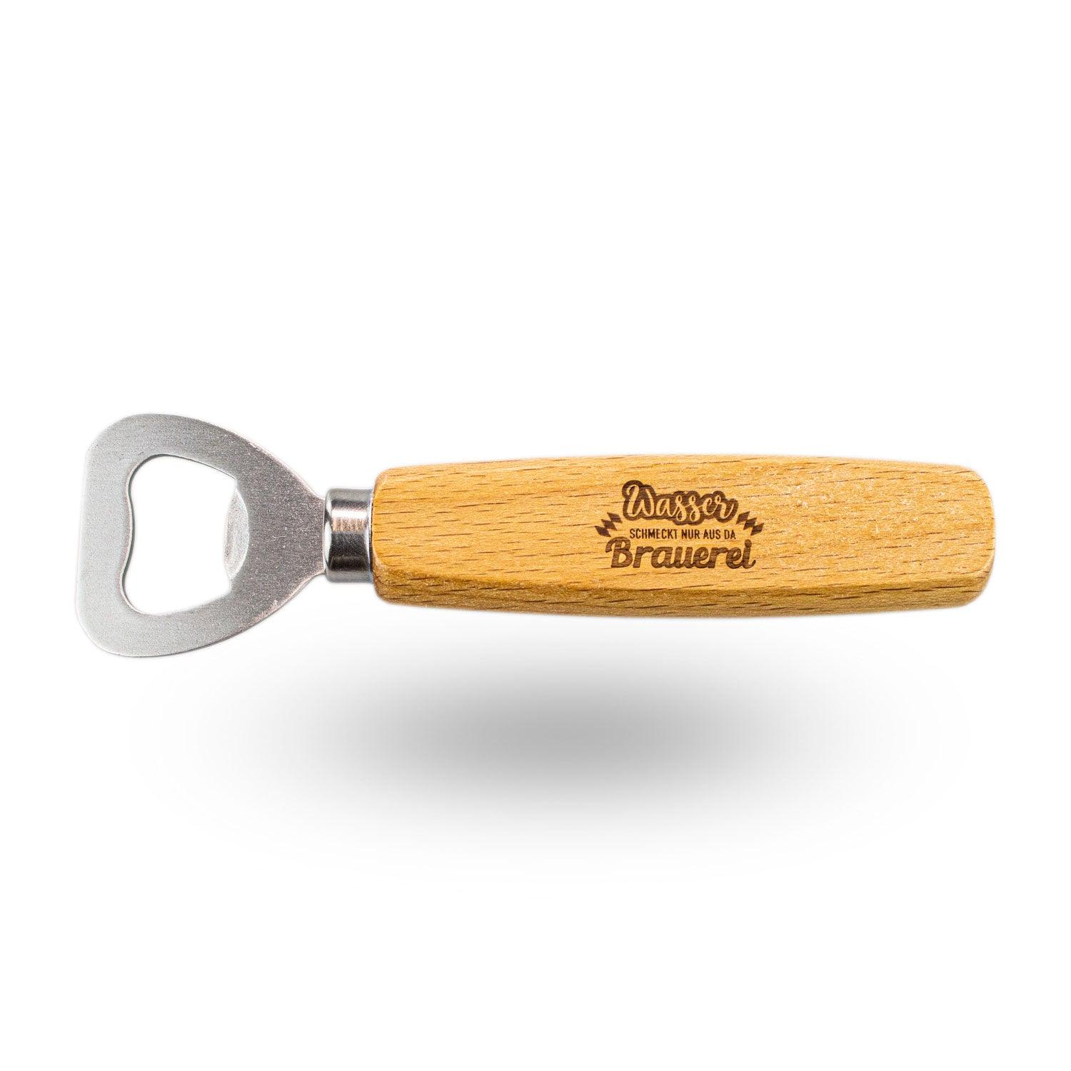 Flaschenöffner aus Holz mit Metallkopf, graviertem Spruch „Wasser schmeckt nur aus da Brauerei“, ca. 14,5 cm lang.