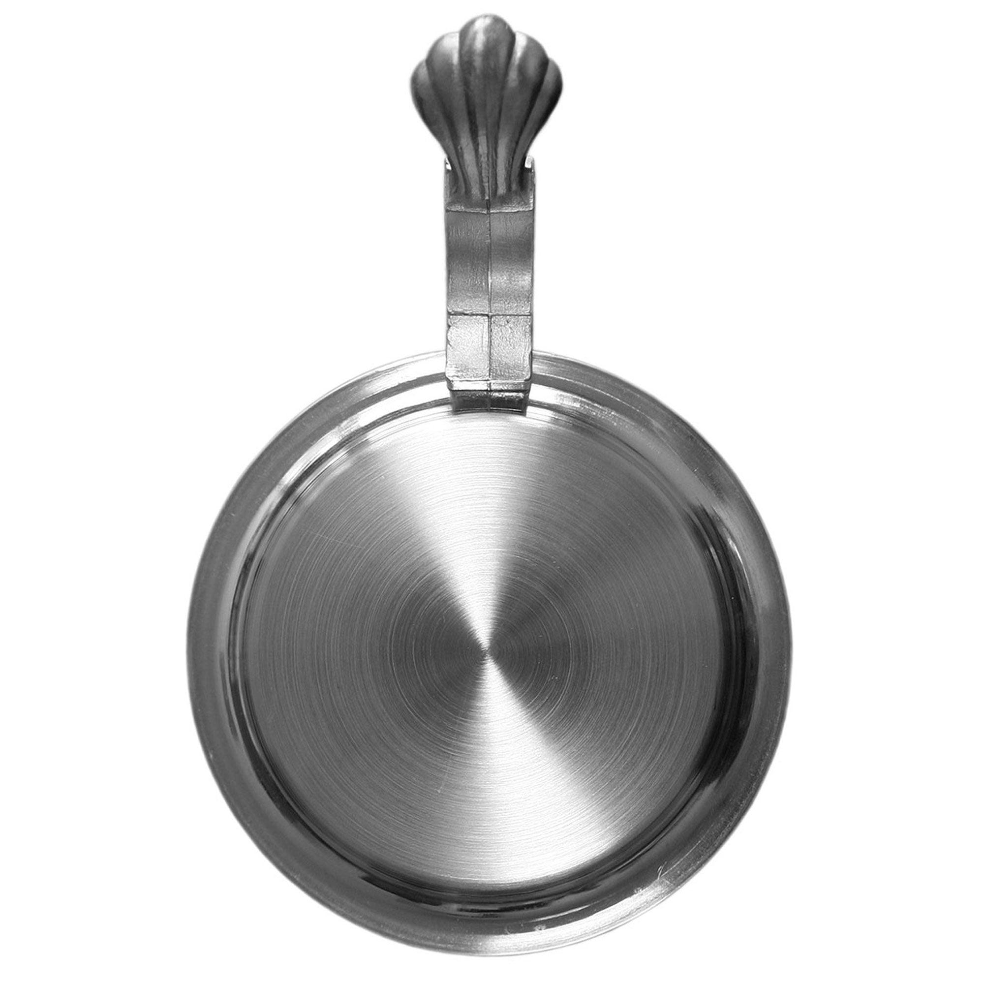 Steinkrug mit Zinndeckel in traditioneller Form, Front mit „Schafkopfen“-Motiv und Bayerischem Blatt verziert.