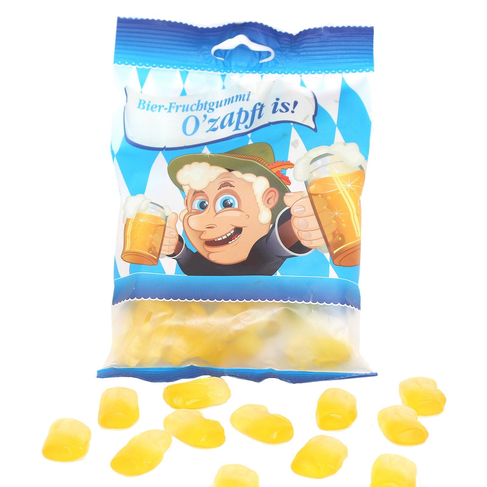 Bunt gemischte Fruchtgummis in Bierkrugform, teils mit Zuckerüberzug, detailreich gestaltet in Gelb und Braun.