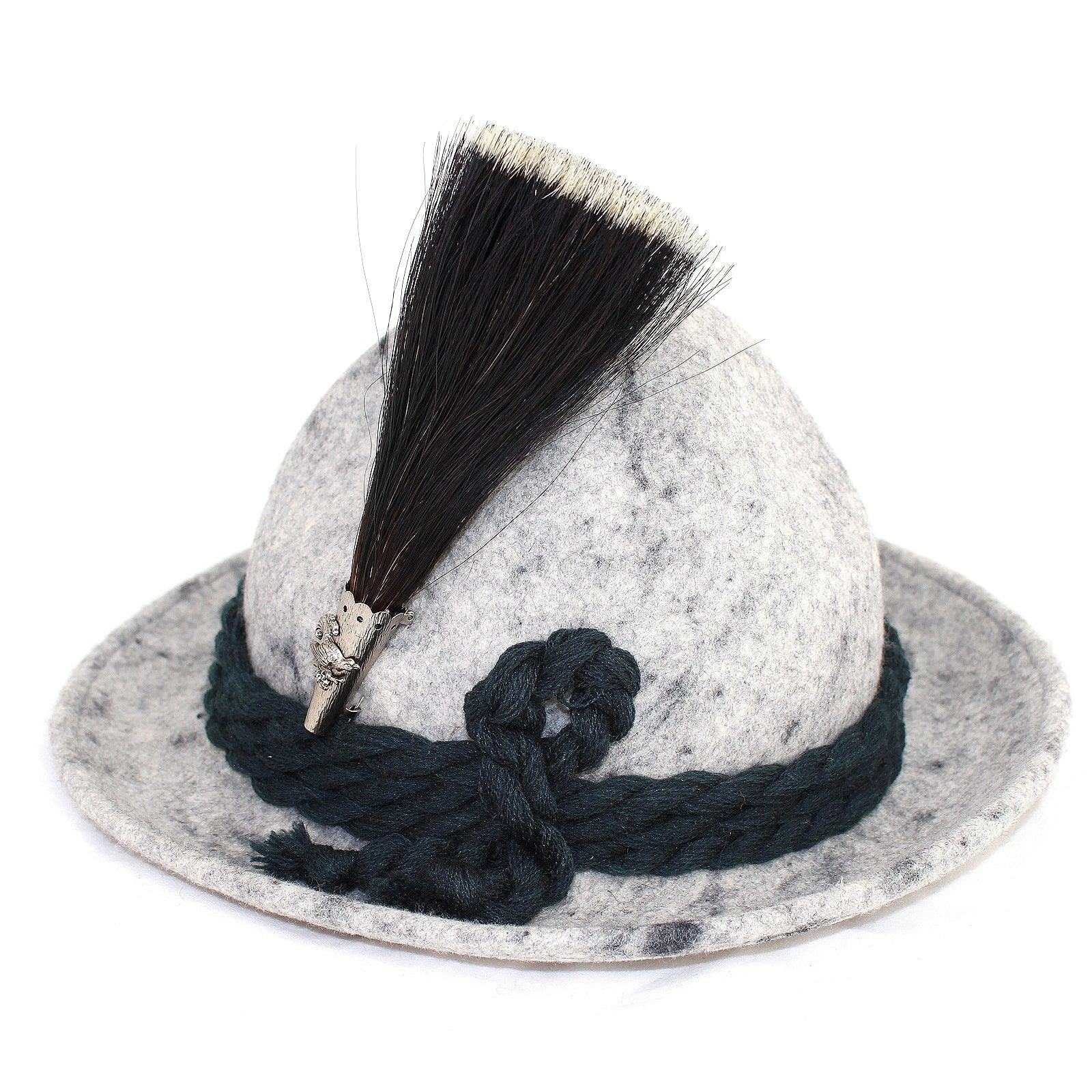 Traditioneller Gamsbart mit dichter, dunkelbrauner Spitze aus Antilopenhaar und Auerhahn-Motiv auf Metallhülse.