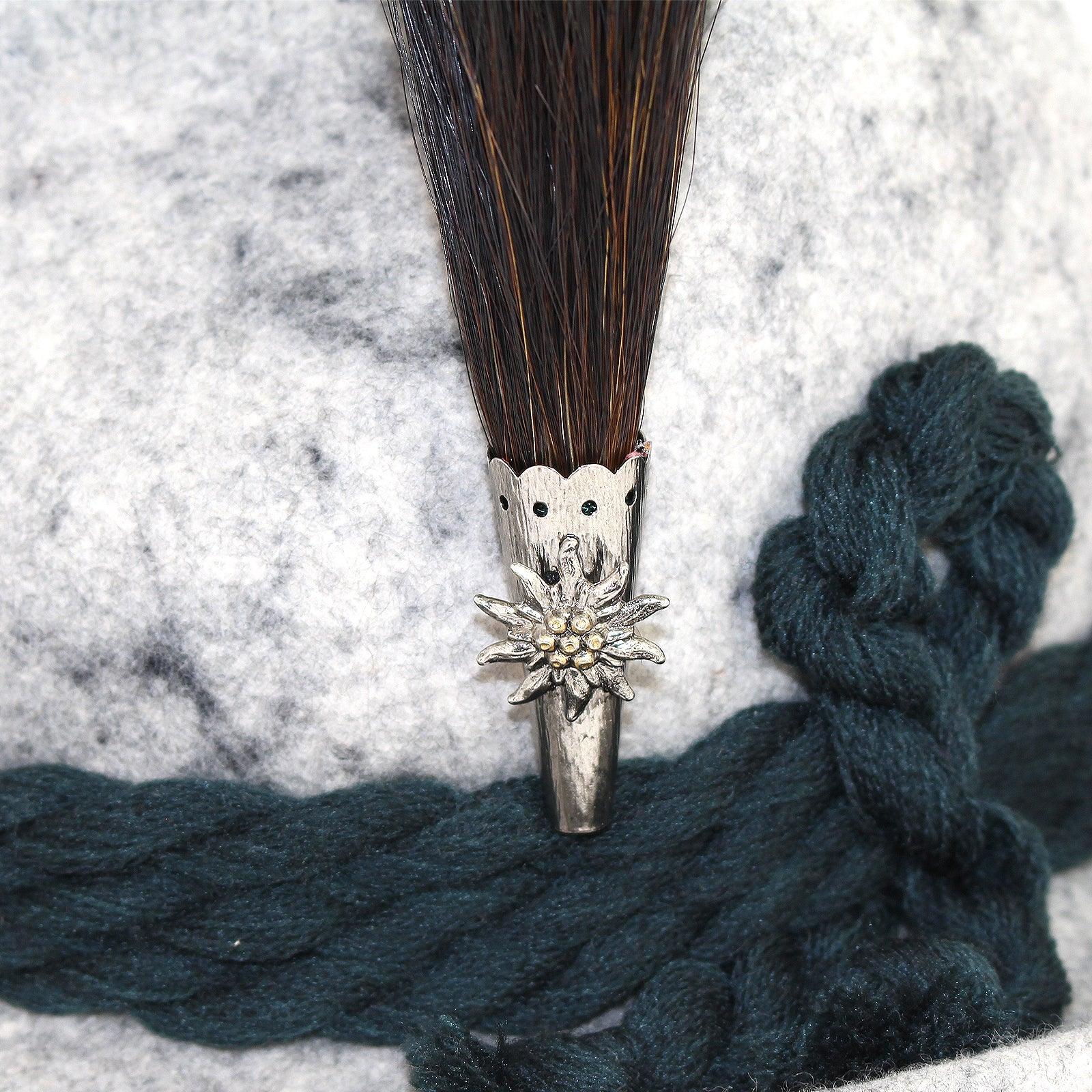 Traditioneller Gamsbart mit Edelweiß-Metallemblem, braun-grau meliert, rund gebunden, ca. 13 cm hoch, Antilopenhaar.