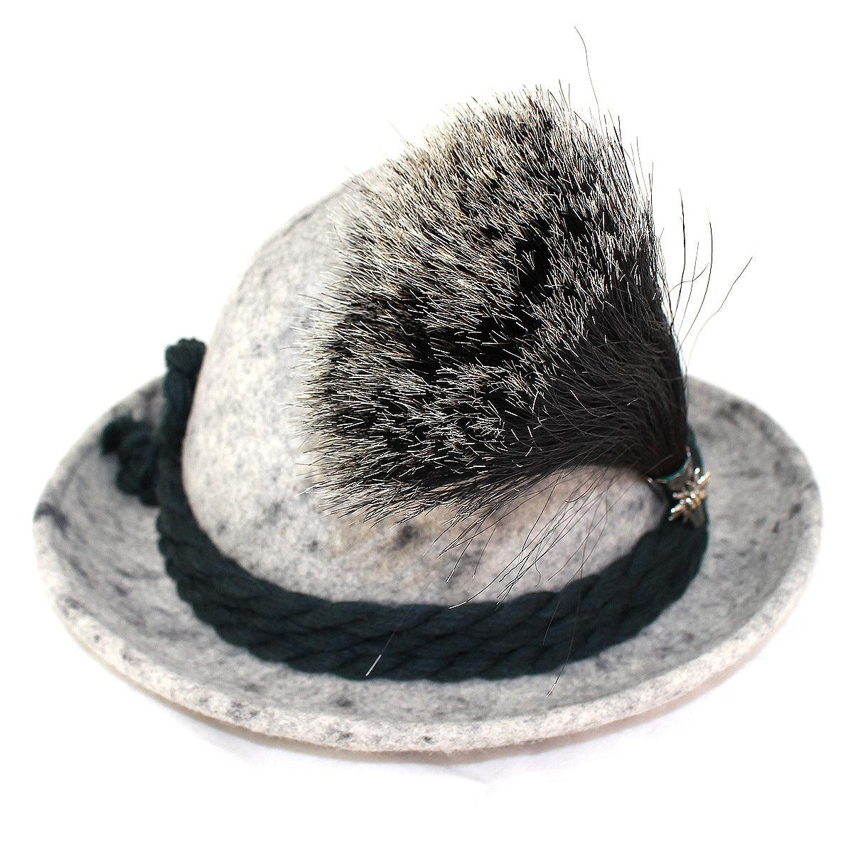 Gamsbart aus dunklem Antilopenhaar mit silberner Barthülse und Edelweiß-Applikation, ca. 18 cm lang.