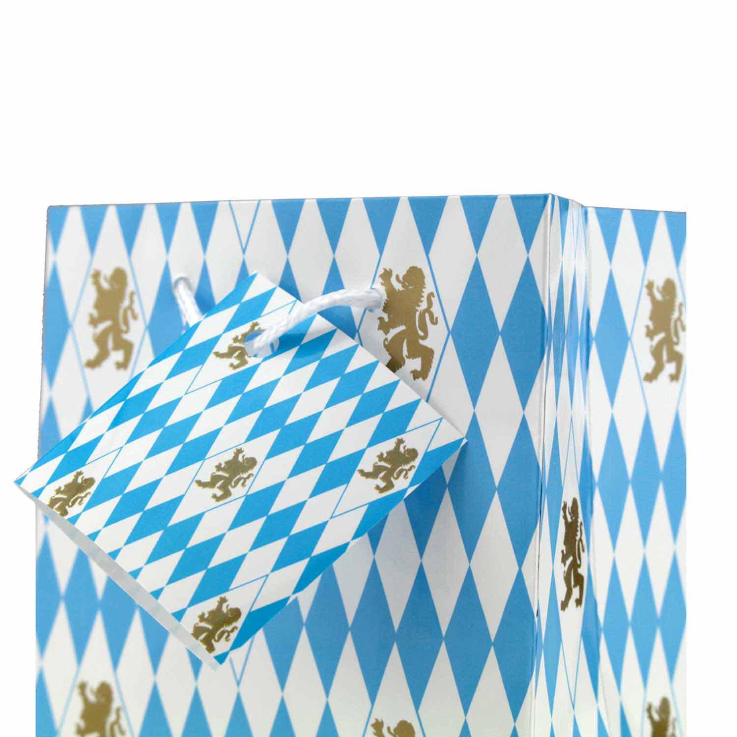 Kleine Geschenktasche aus laminiertem Kraftpapier mit blau-weißem Rautenmuster und Herzmotiv, ca. 11 x 13,5 x 6 cm.