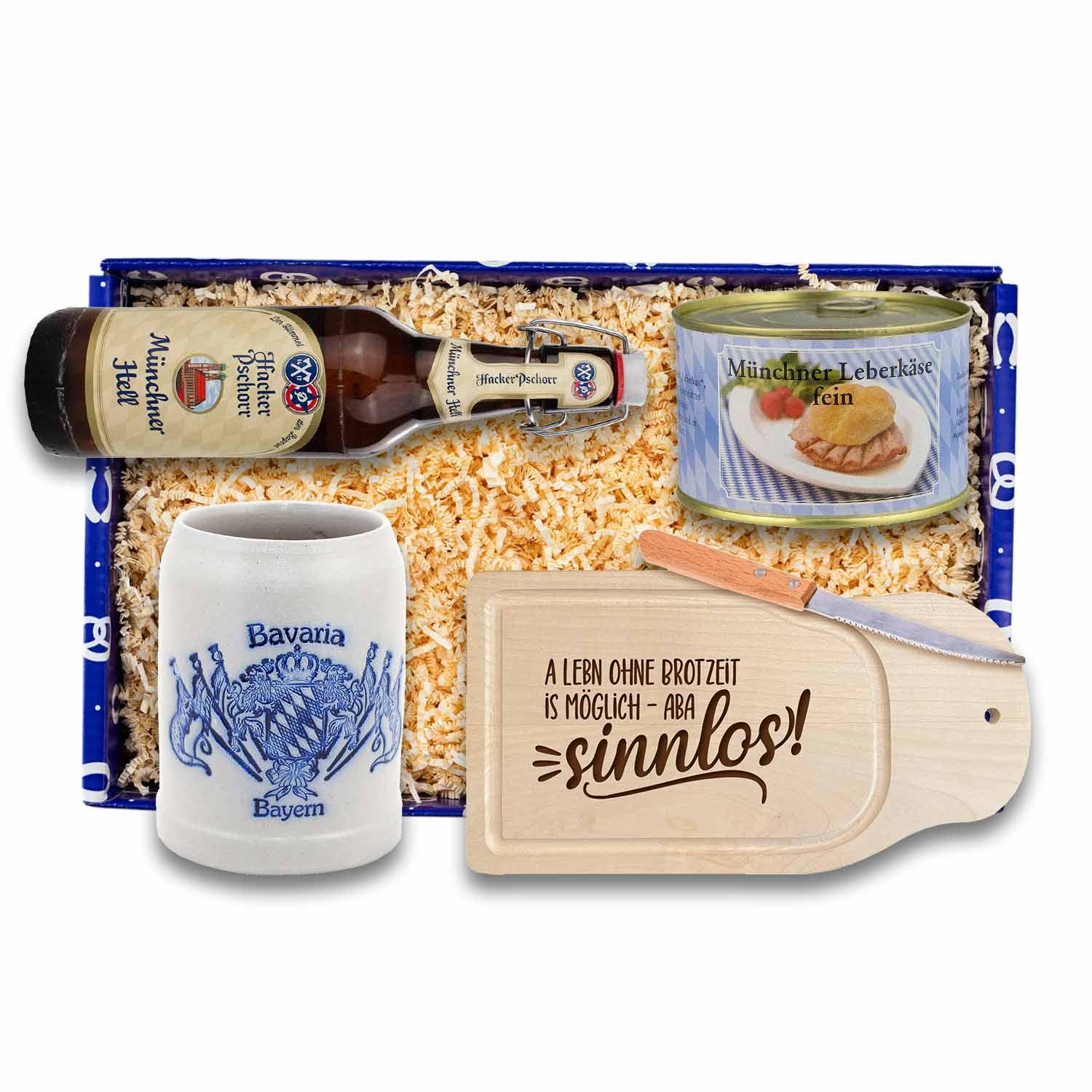 Geschenkbox mit Bierkrug aus salzglasiertem Steinzeug, Holzbrett mit Schriftzug, Leberkäse und Augustiner Hell.