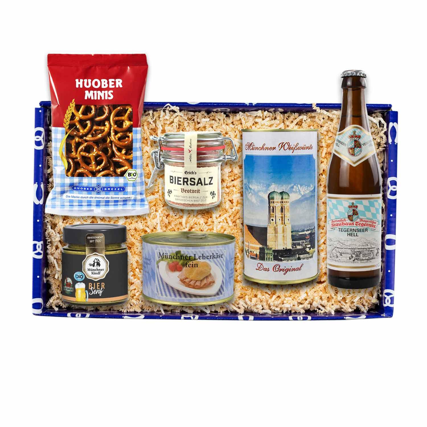 Bayerische Geschenkbox mit Tegernseer Bier 0,33 l, Münchner Leberkäse und 4 Weißwürsten, in natürlicher Holzwolle.
