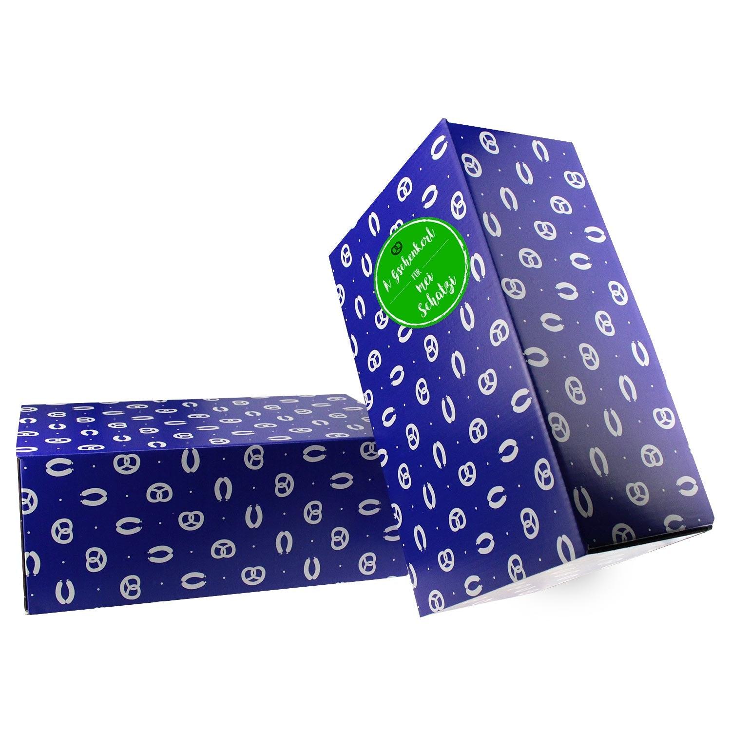 Zwei blaue Geschenkboxen "Brotzeit" mit weißem Brezelmuster und grüner Aufschrift "a Gschenkerl für mei Schatzi".