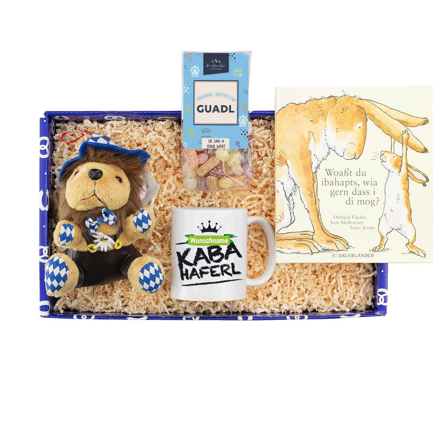 Geschenkbox mit Plüsch-Löwe in Braun-Beige, personalisierbarem Kaba-Becher und bayerischem Schriftzug.