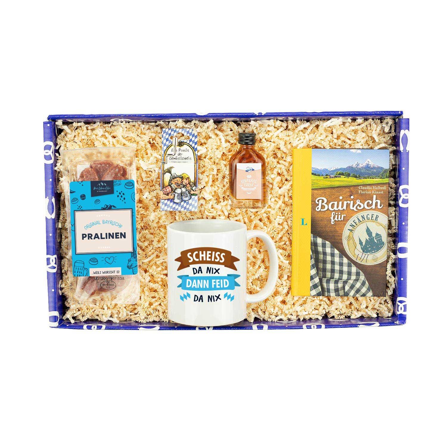 Bayerische Geschenkbox mit Keramiktasse, Boarisch-Wörterbuch, Lewakaas-Essenz und regionalen Spezialitäten.