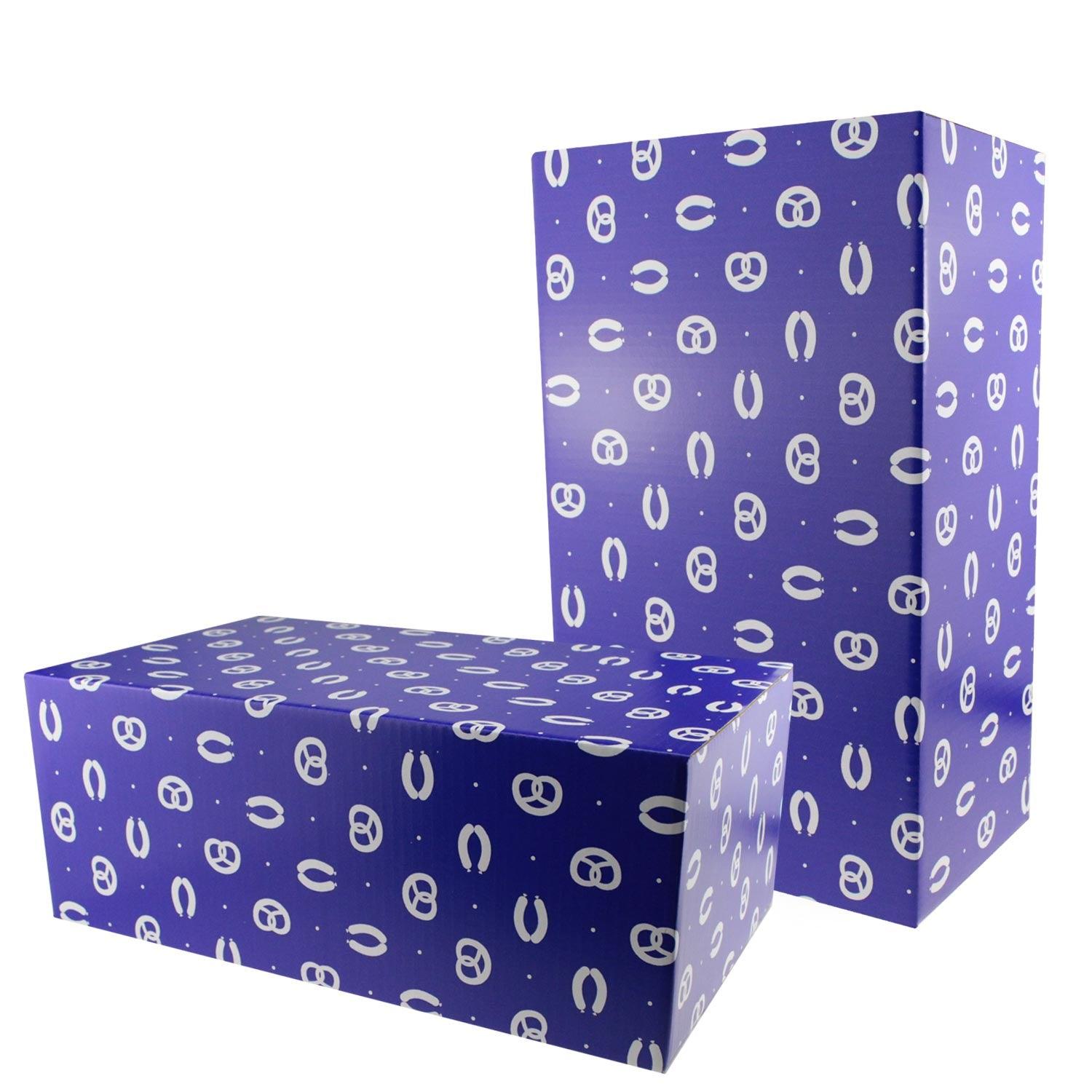 Zwei violette Geschenkboxen Gruaß vom Osterhas mit weißem Brezelmuster, verschiedene Größen zum Verpacken von Geschenken.