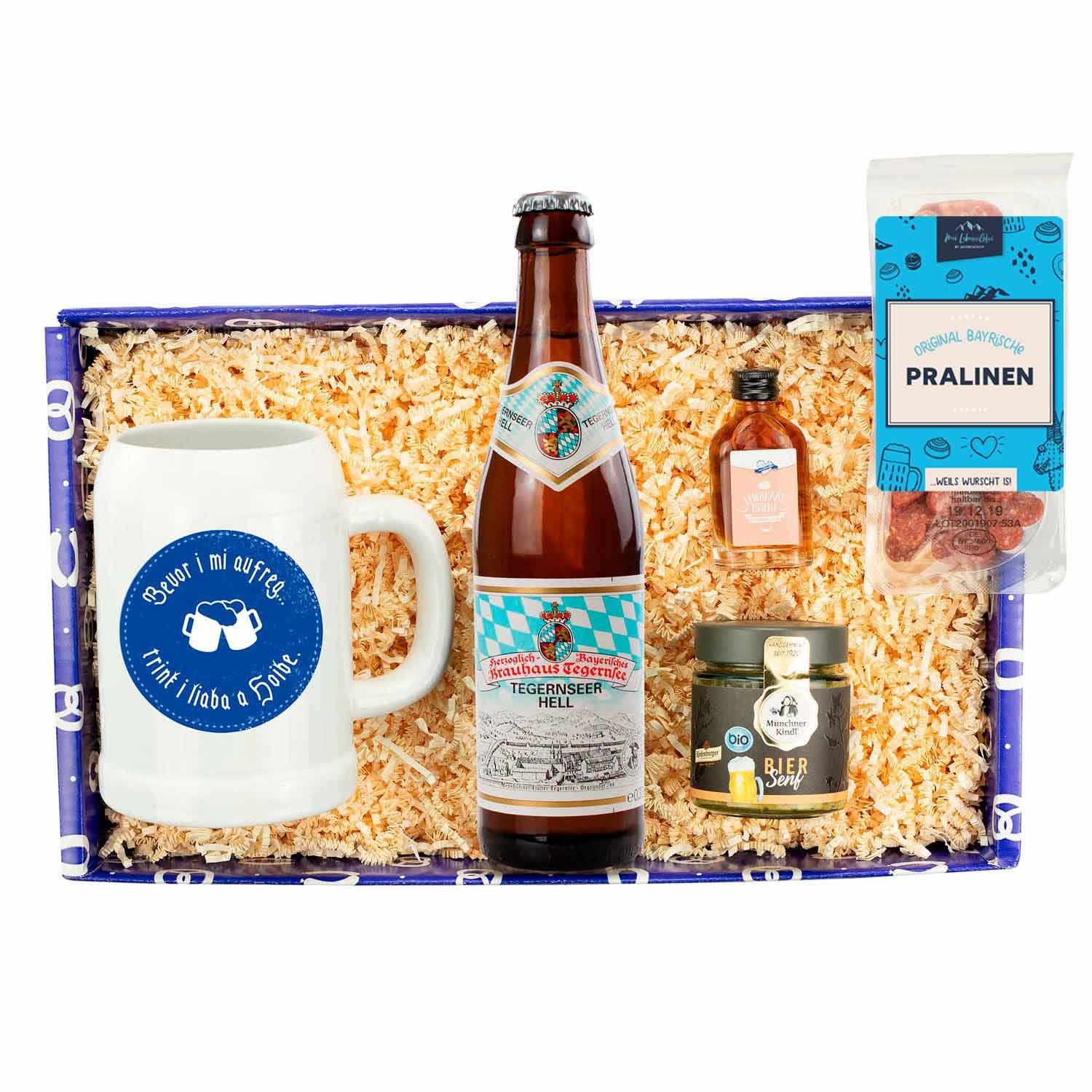 Bayerische Geschenkbox mit Kriagl „Bevor i mi aufreg...“, Biersenf, Salamipralinen und Bierflasche.