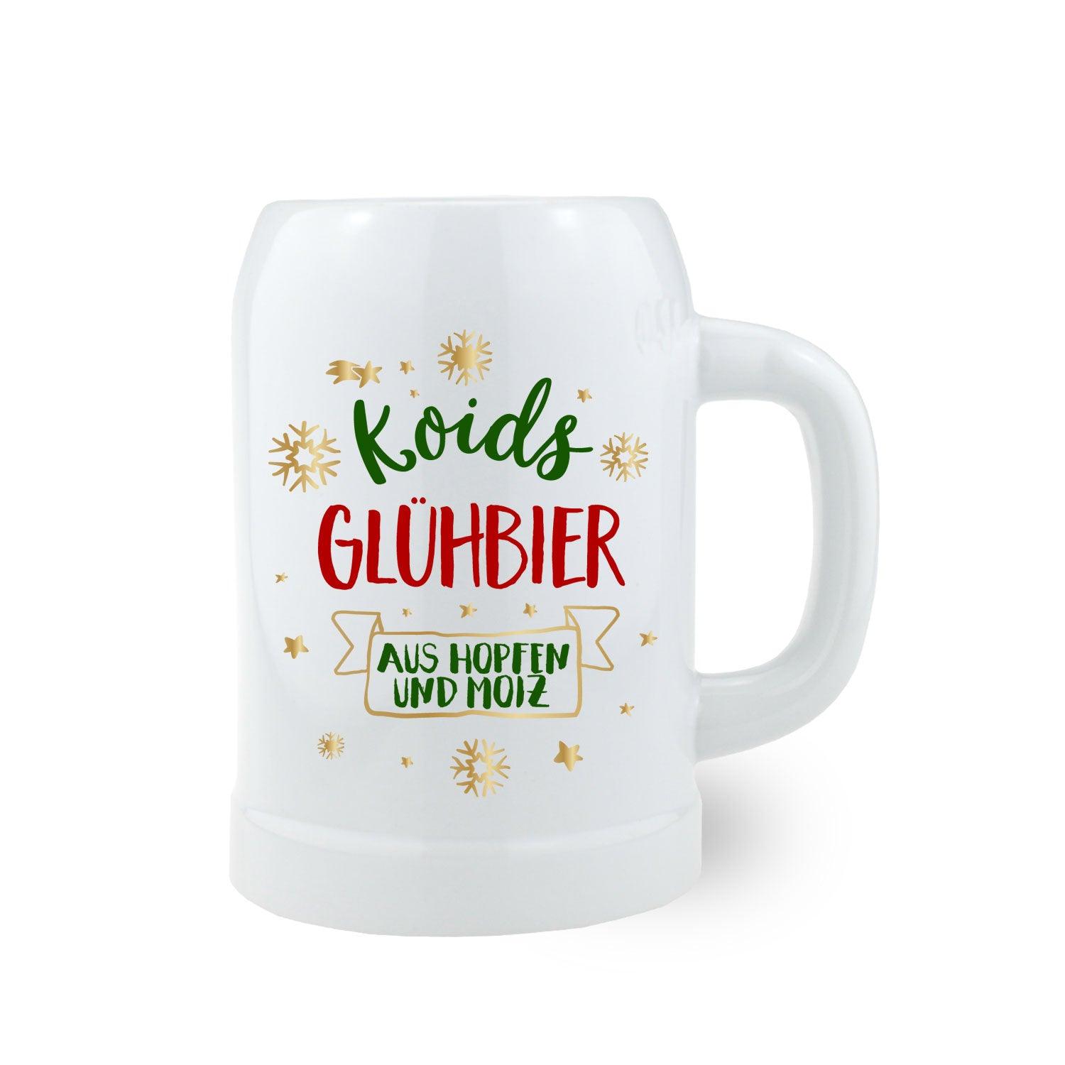 Weißer Bierkrug mit Aufschrift Koids Glüh-Bier, umgeben von goldenen Sternen und Schneeflocken, ein ideales Weihnachtsgeschenk.