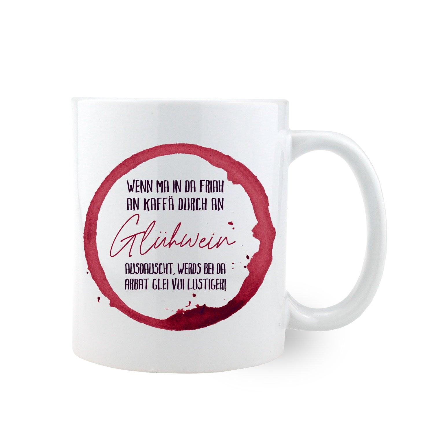 Weiße Keramiktasse mit rotem Henkel, rotem Innenbereich und Aufdruck „Mit Glühwein werds lustiger“, ca. 330 ml.